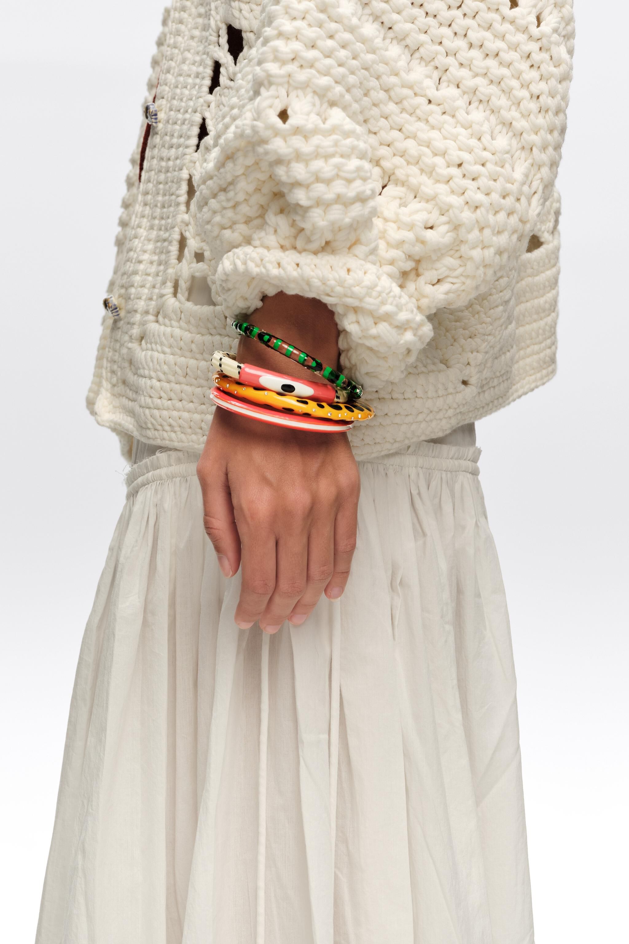 Conjunto de brazaletes de resina con textura multicolor