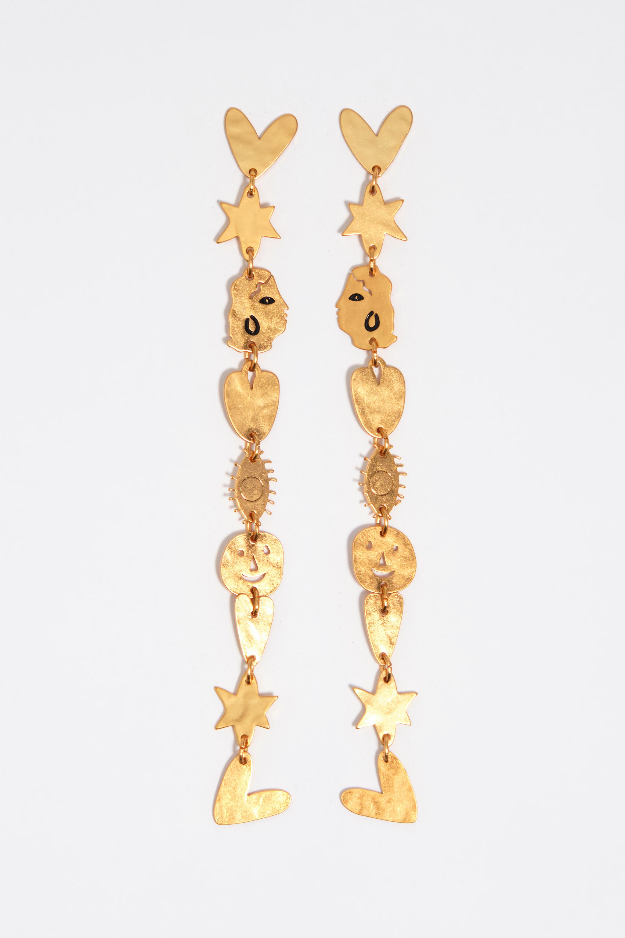 Aretes de silueta metálica en dorado mate