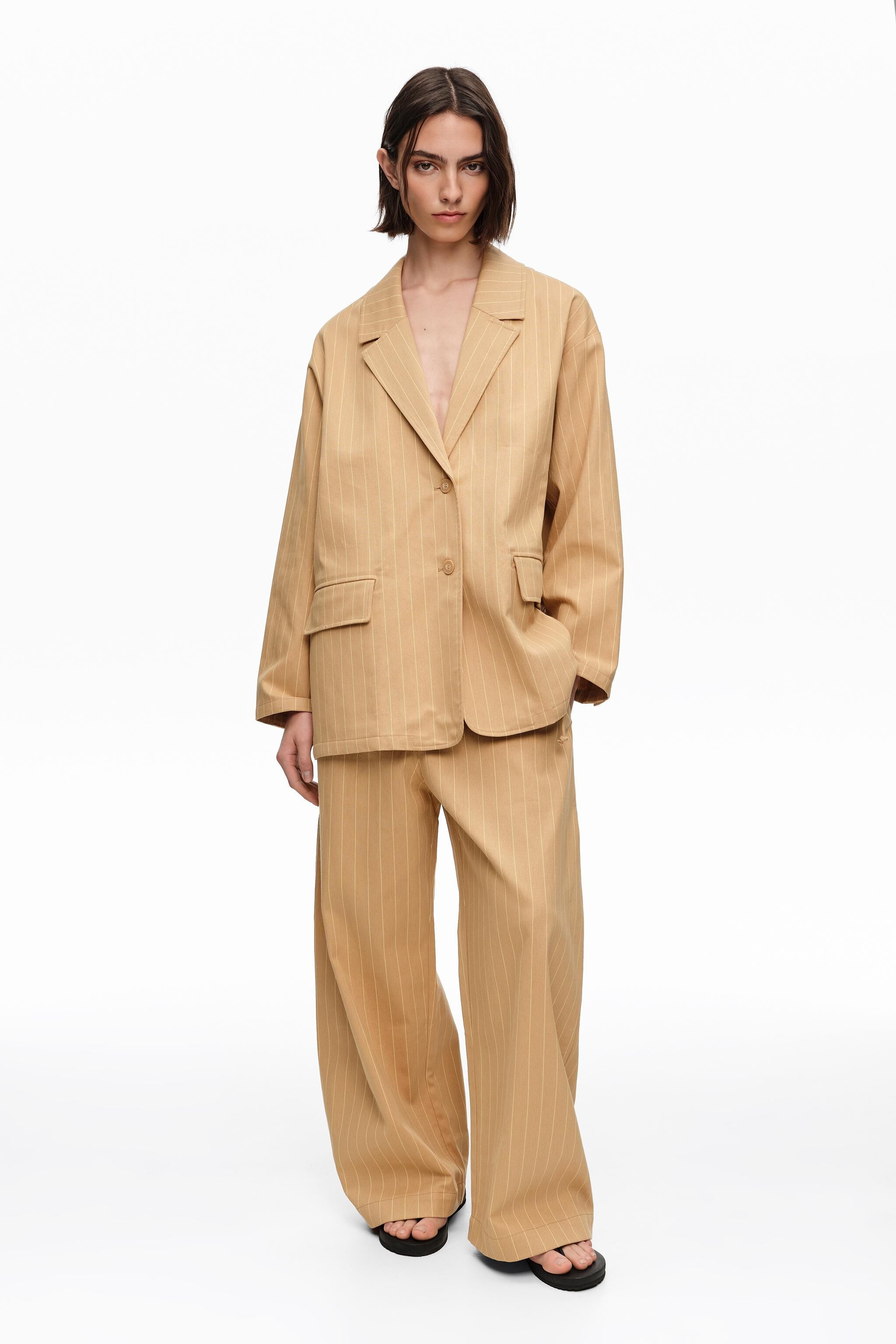 Chaqueta recta entallada con rayas ocre