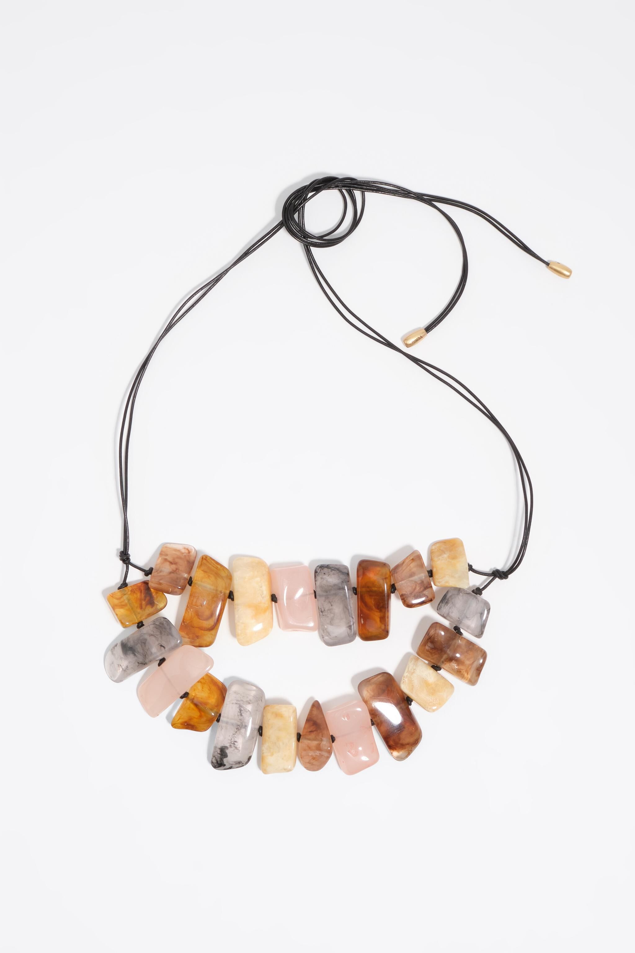 Collar de resina con efecto ámbar