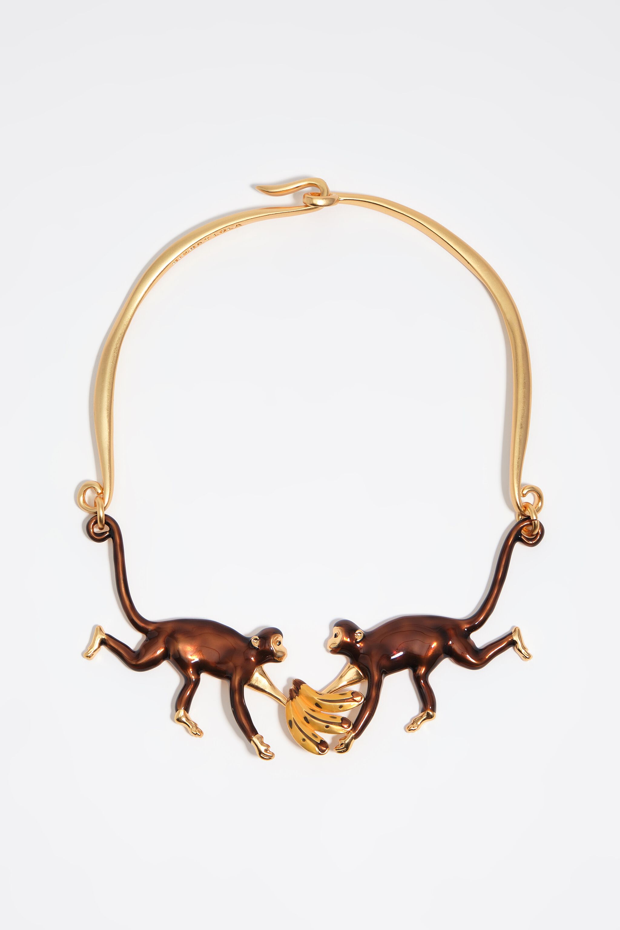 Collar de monos dorados y plátanos