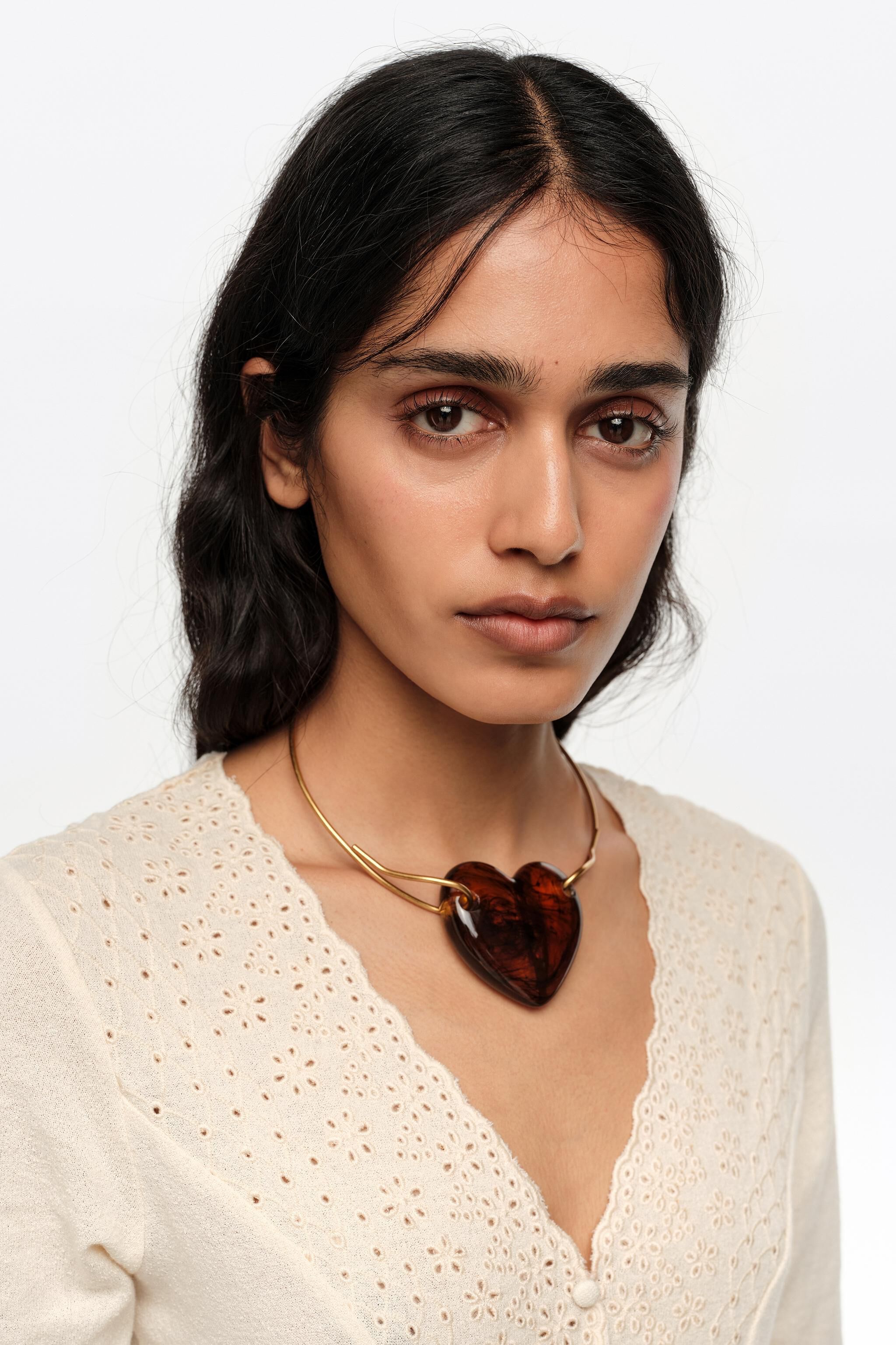 Collar de corazón de resina ámbar