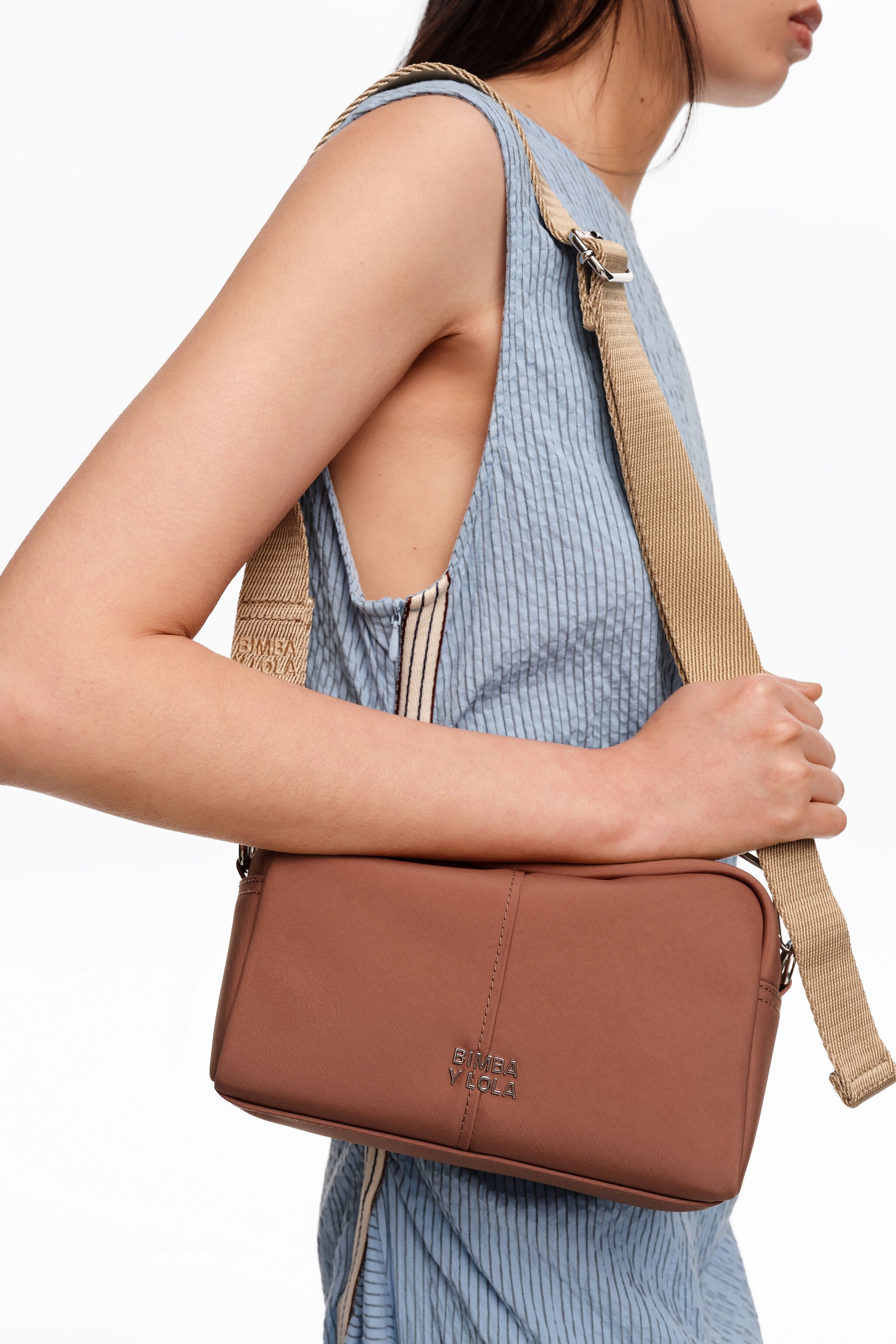 Bolso cruzado de nailon marrón