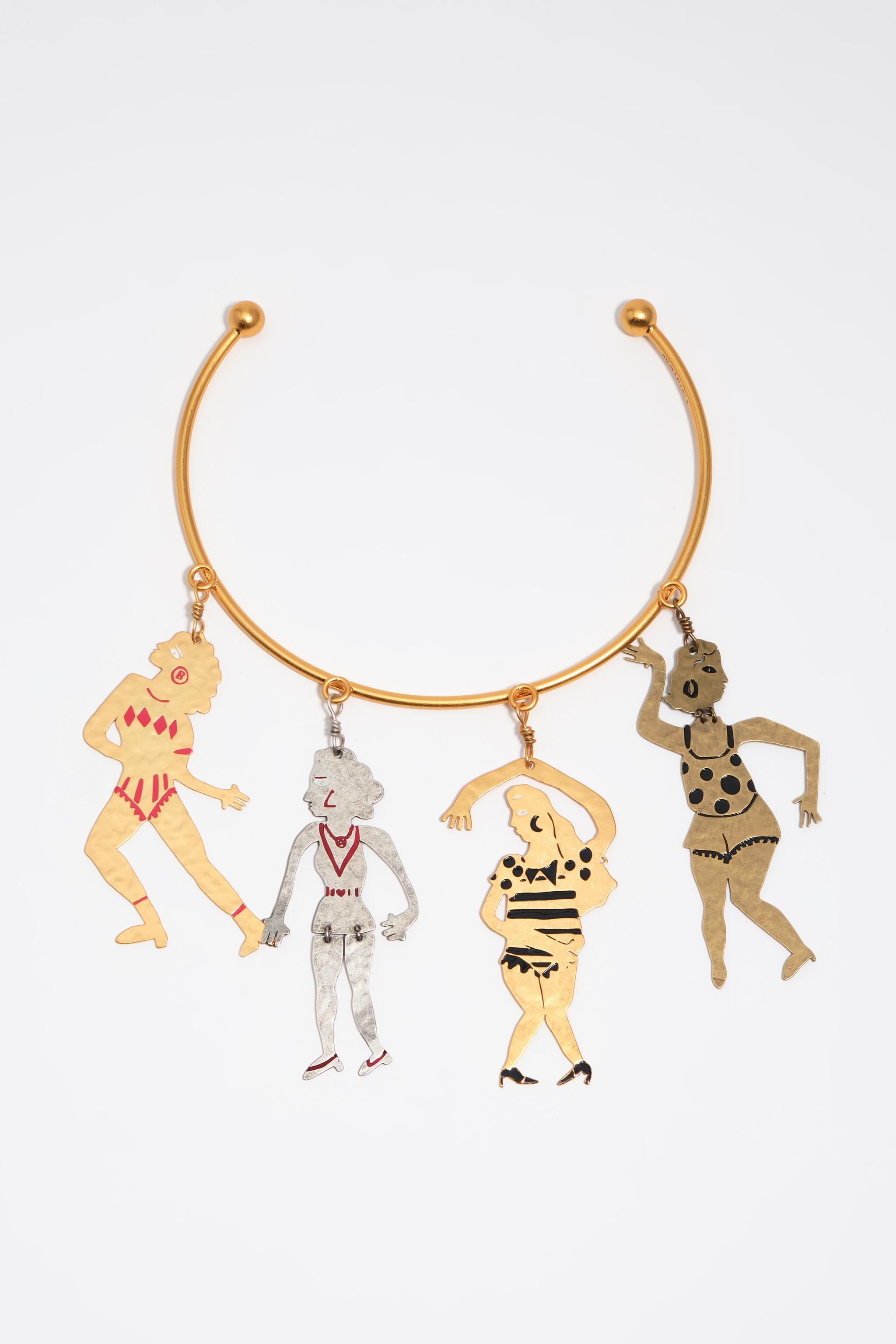 Collar con siluetas metálicas tricolor