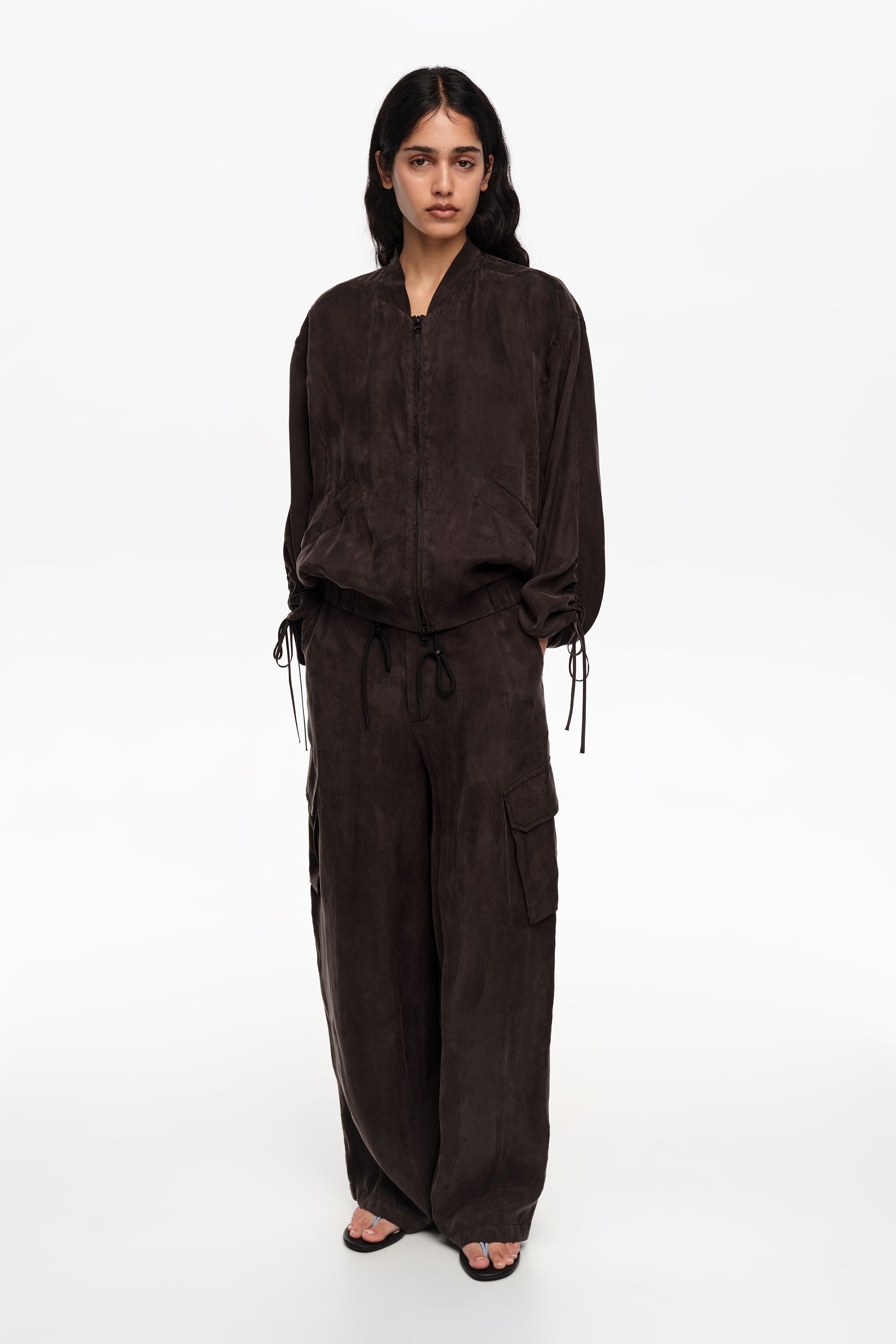 Pantalones de carga fluidos negros lavados