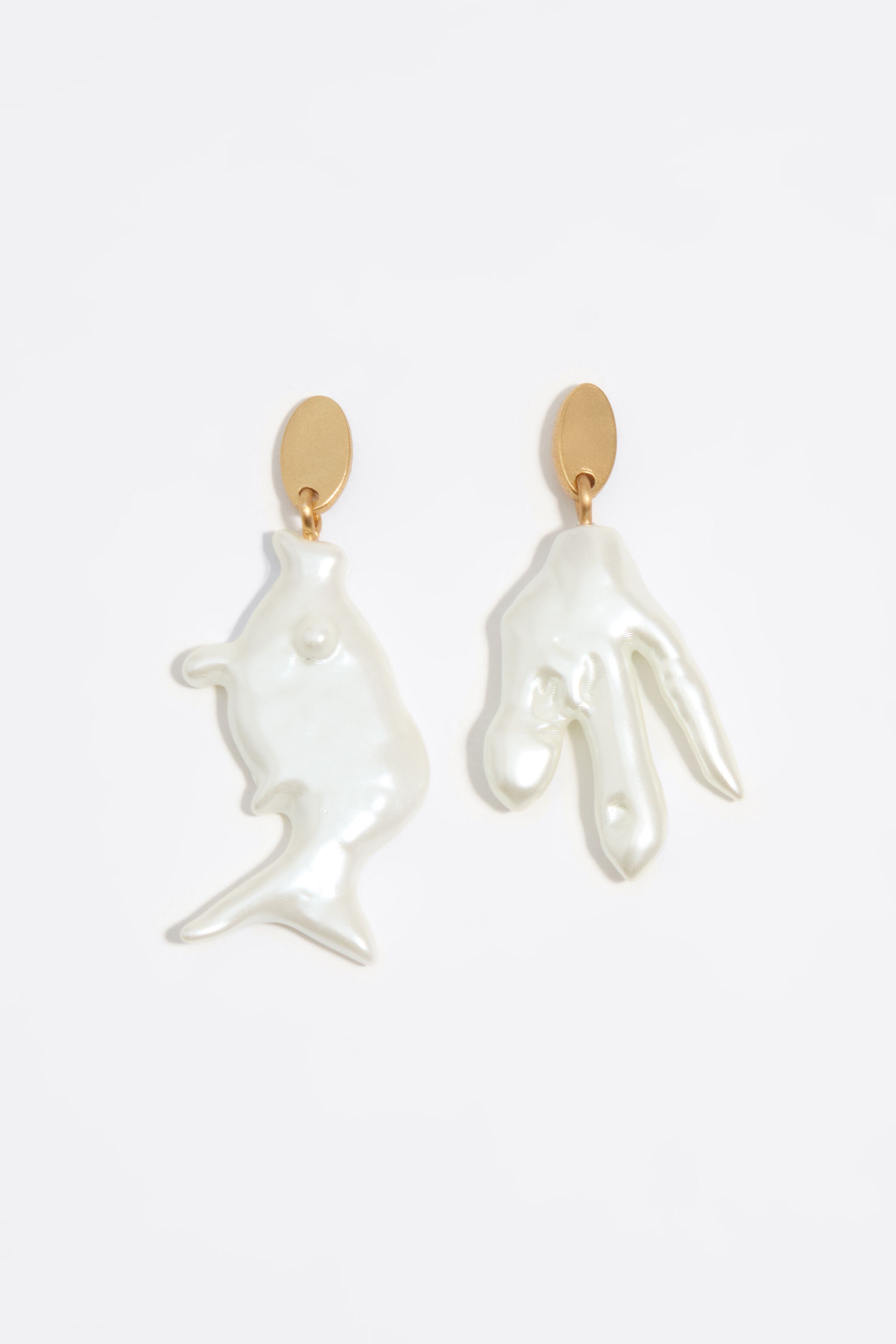 Aretes de perla de oro envejecido y pez