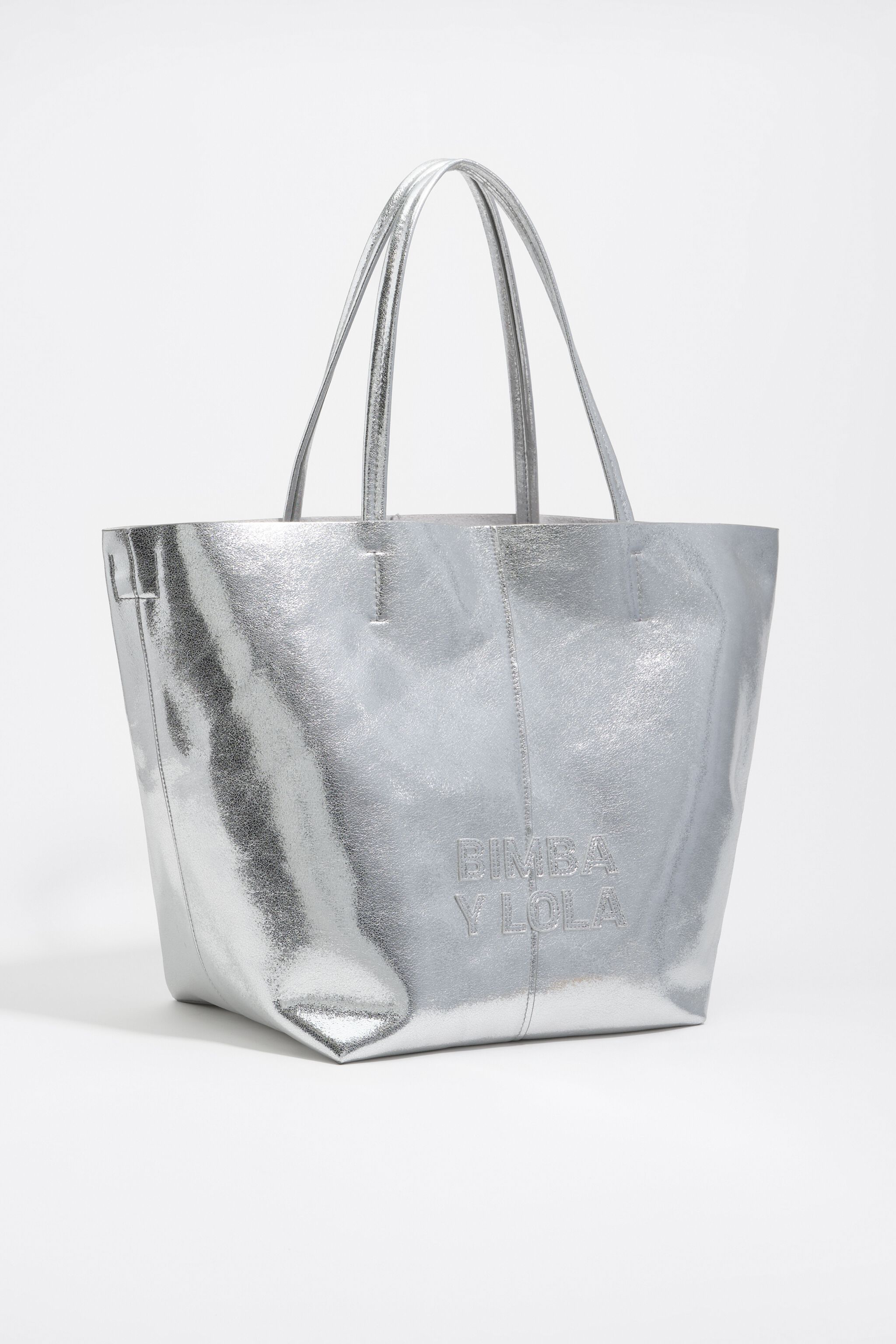 Bolso de mano de cuero plateado grande