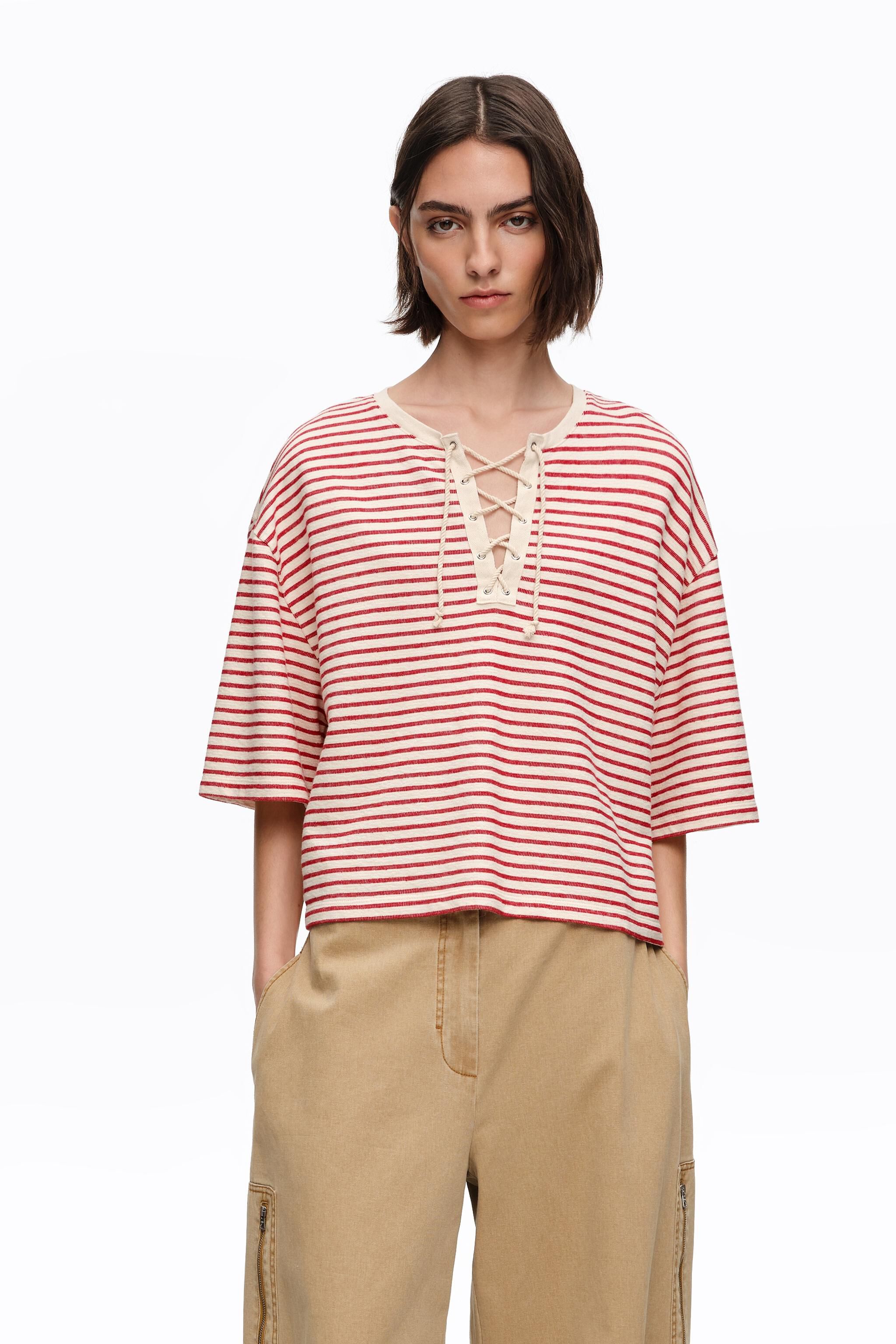 Camiseta de cuello redondo con rayas rojas ajustable