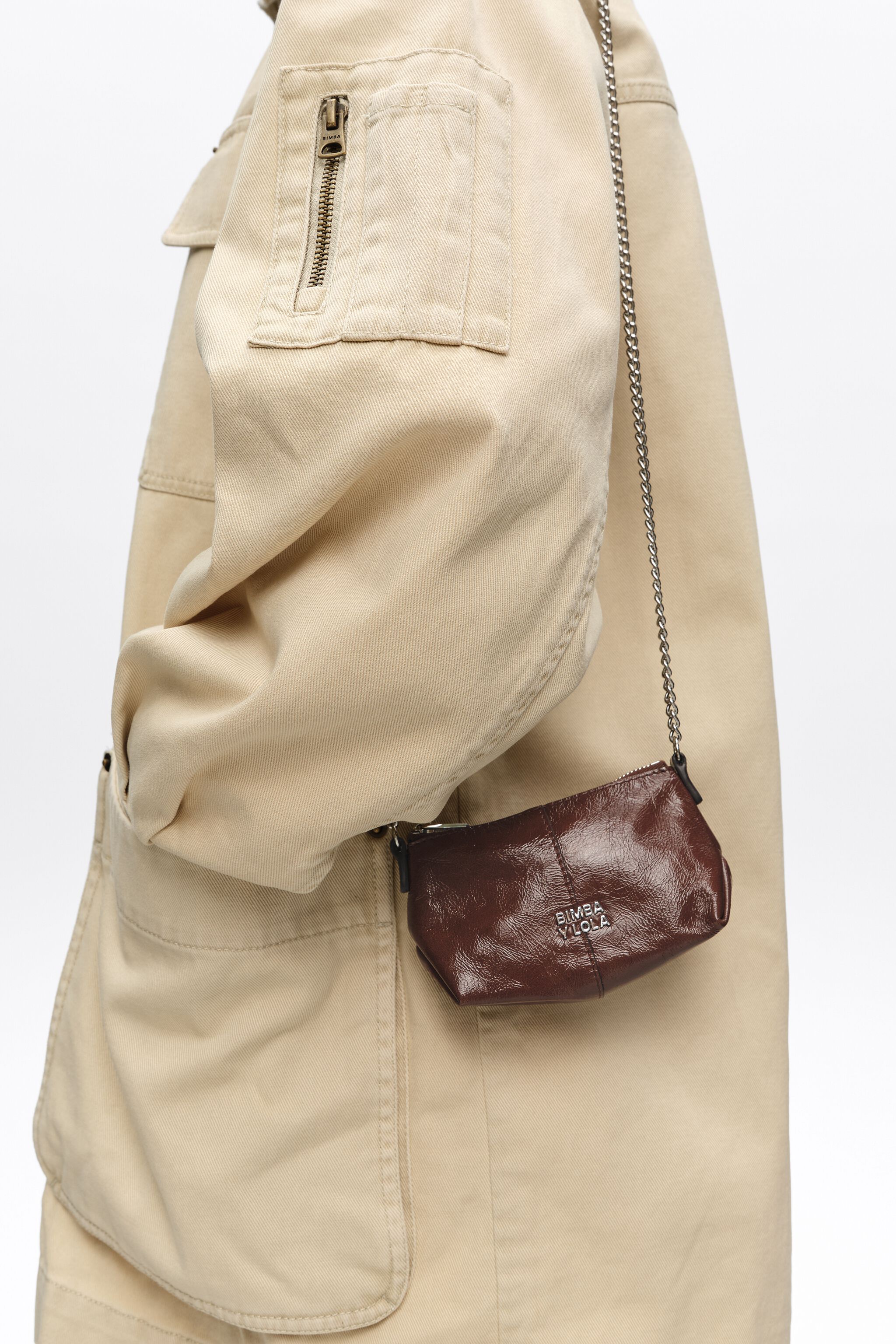 Bolso bandolera de cuero micro brillante moca