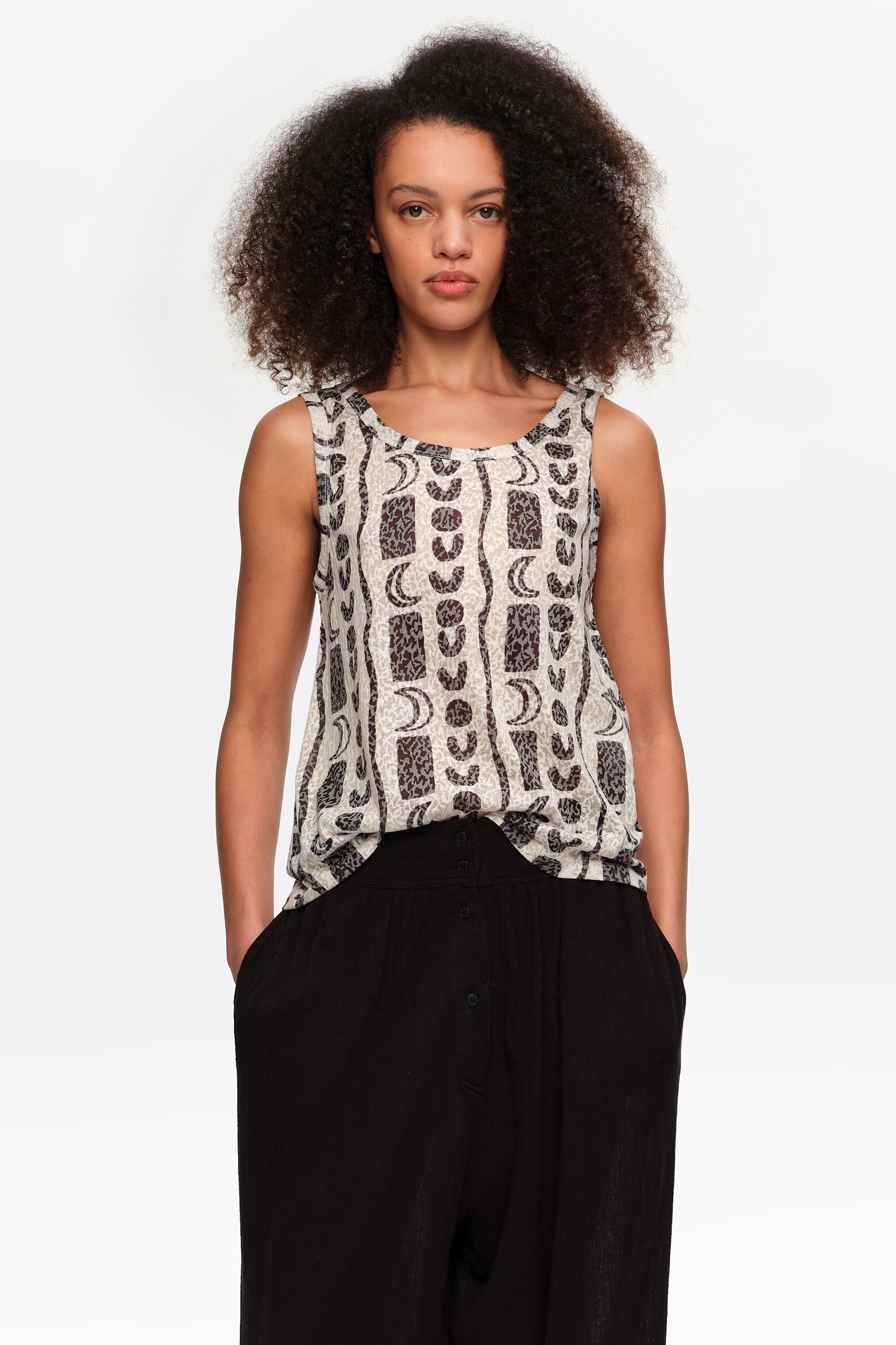 Top de malla blanca con rayas de luna