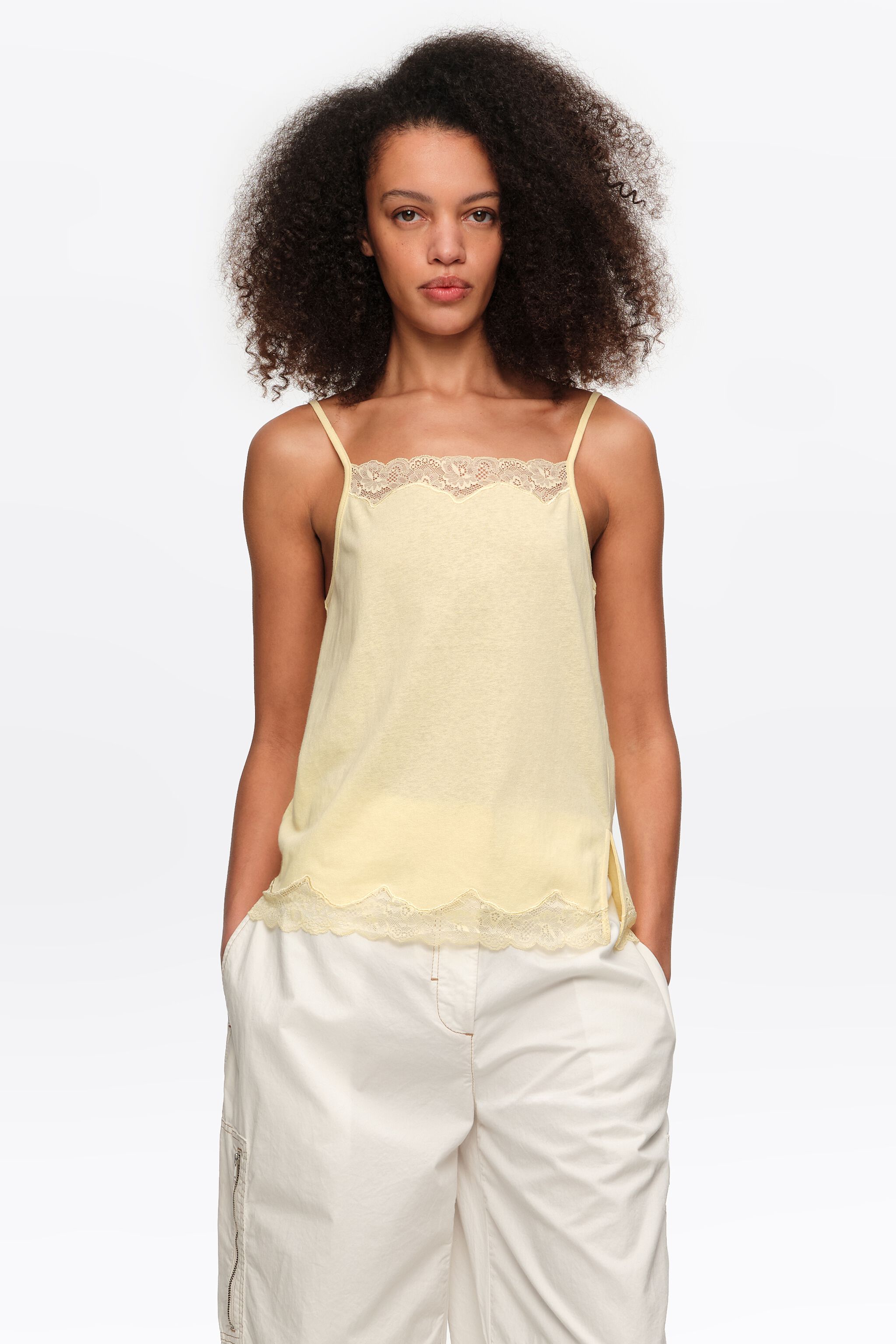 Top de encaje amarillo claro con tirantes