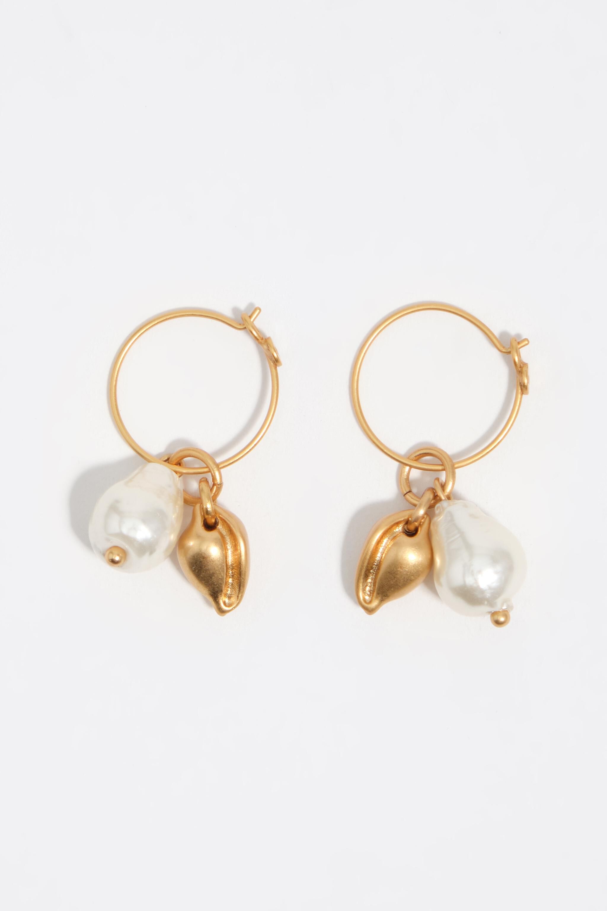 Aros de perlas de oro envejecido y concha marina