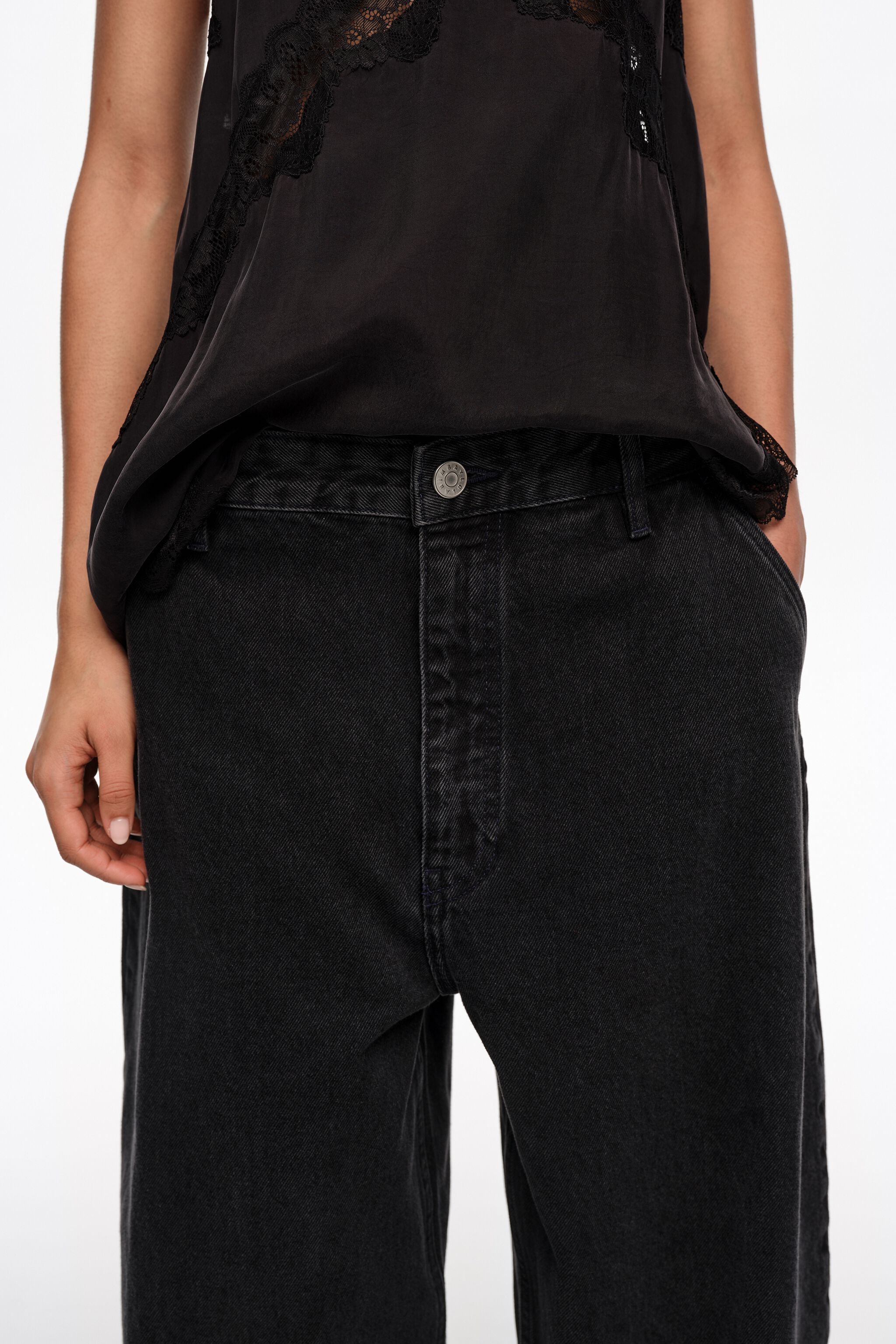 Pantalones de mezclilla negra lavada de pierna ancha