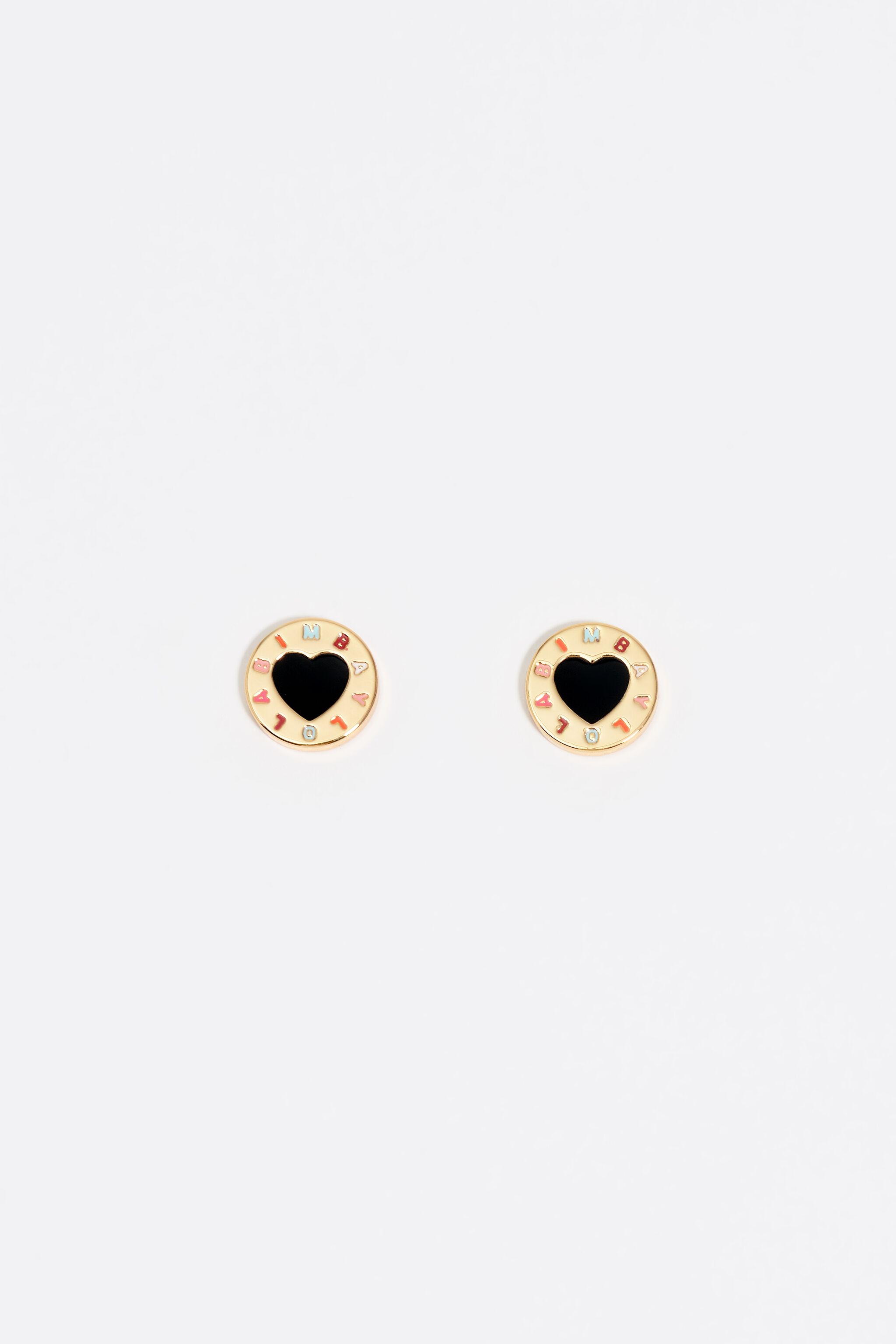 Aretes con logo de corazón negro