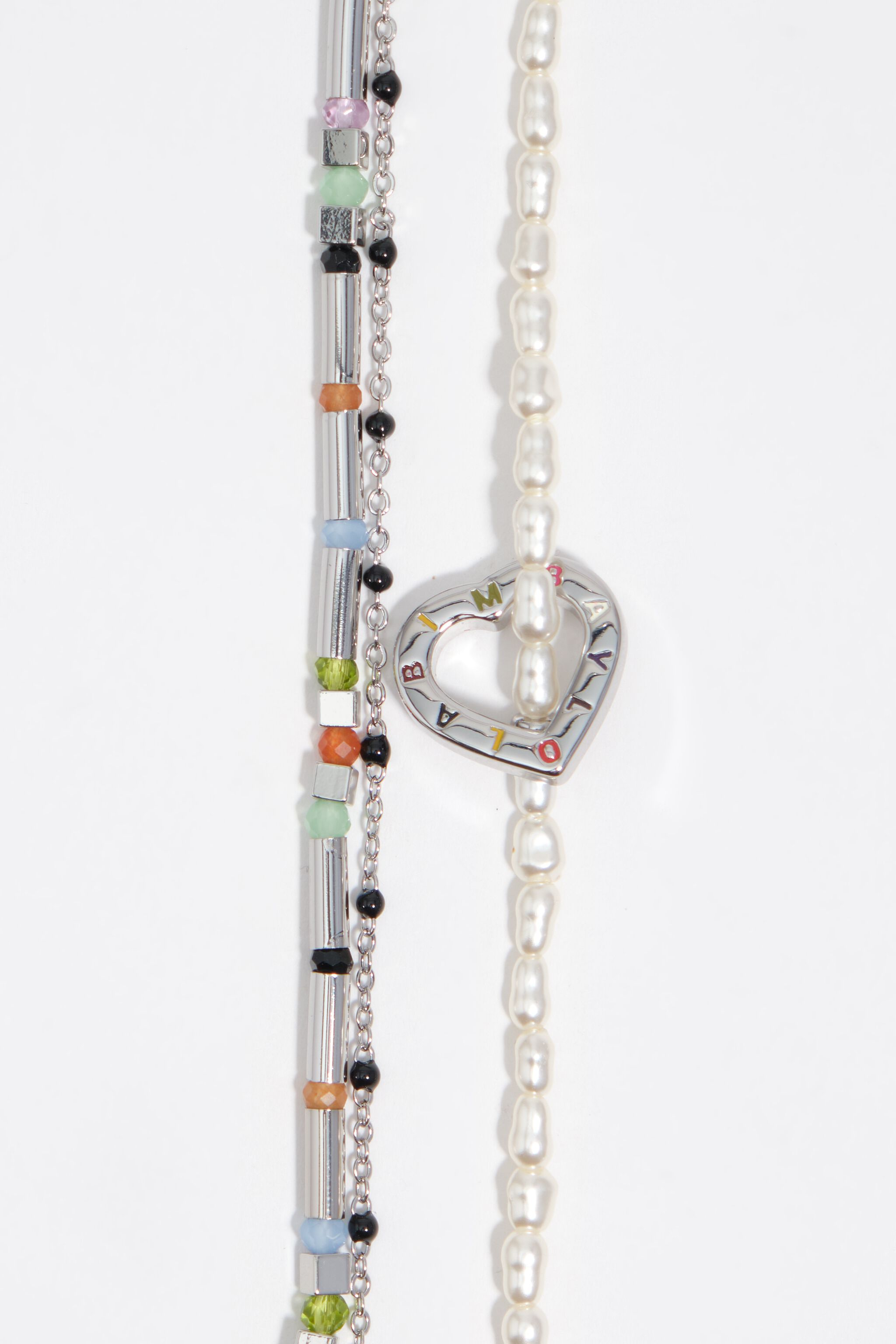 Collar de cadena triple de plata con corazón de perlas y logotipo