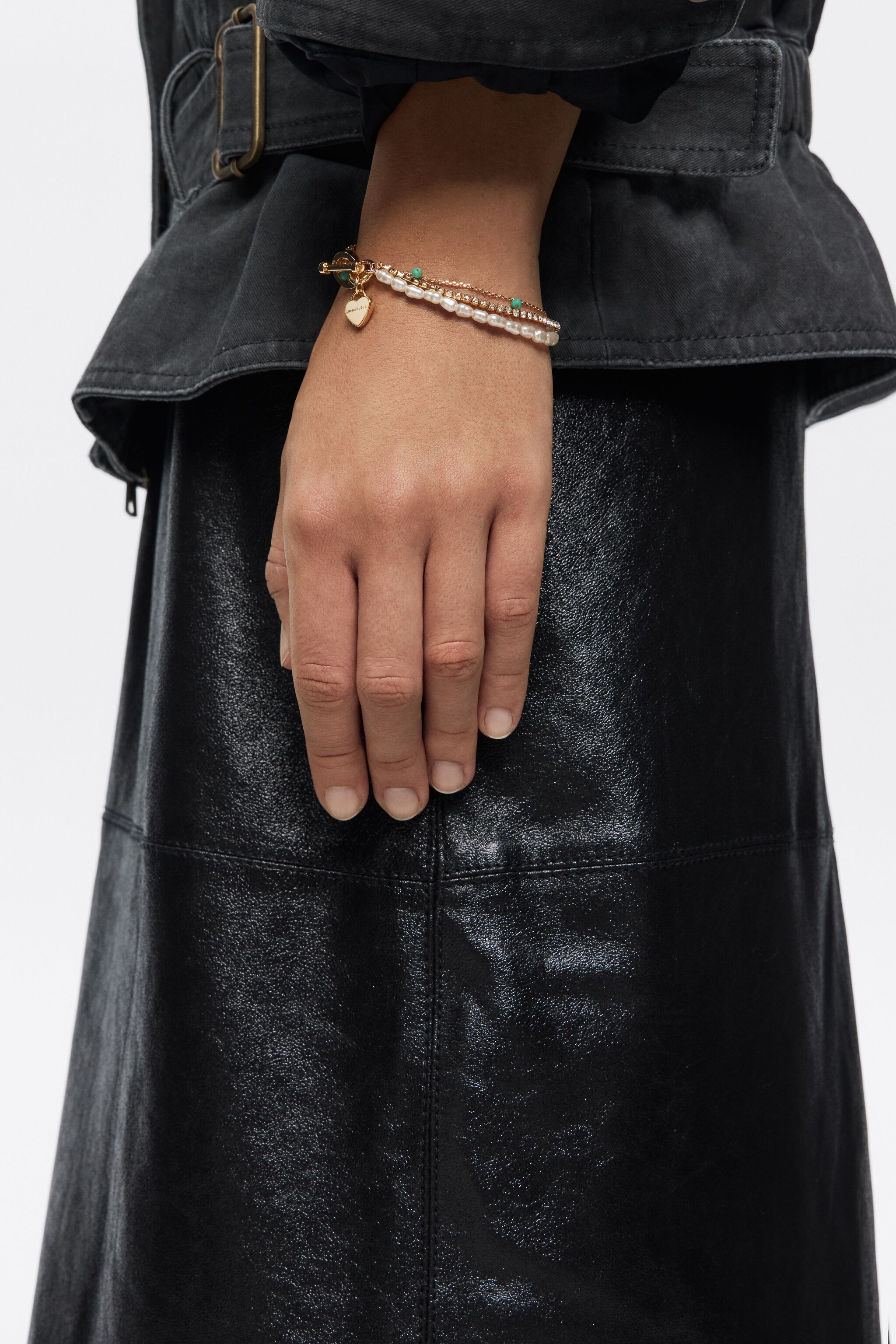 Pulsera doble capa con logo de corazón y cadena dorada con perlas