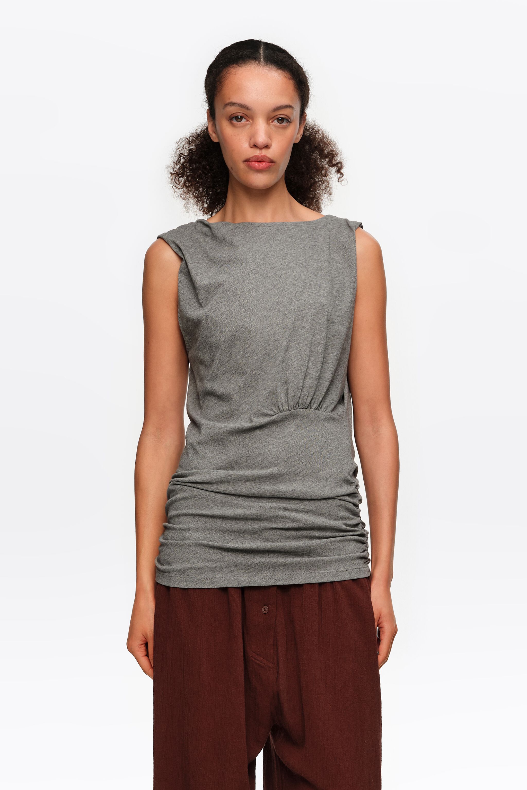 Top ajustado de mezcla gris con elástico y espalda caída