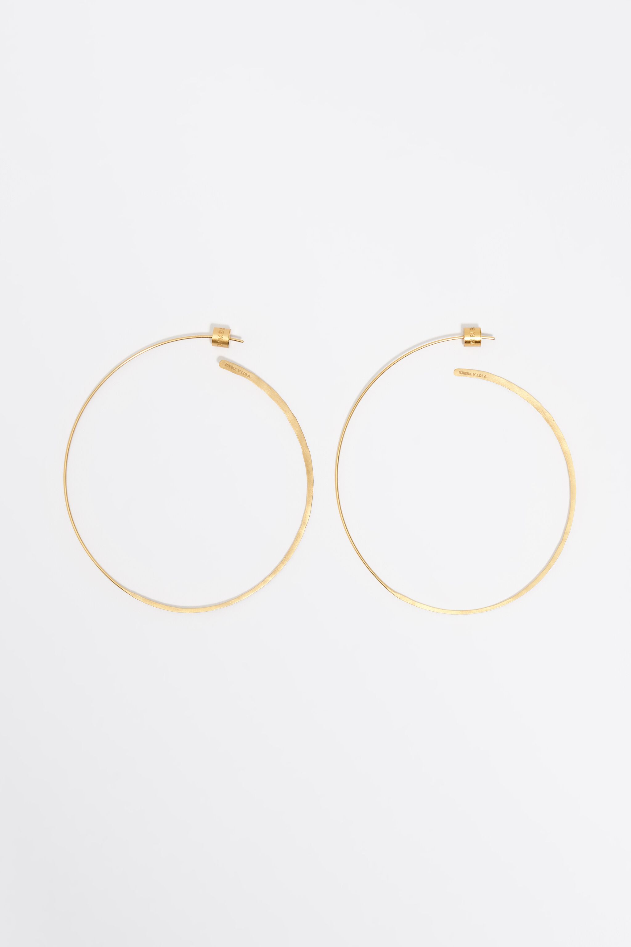 Aros de oreja grandes con textura de oro antiguo