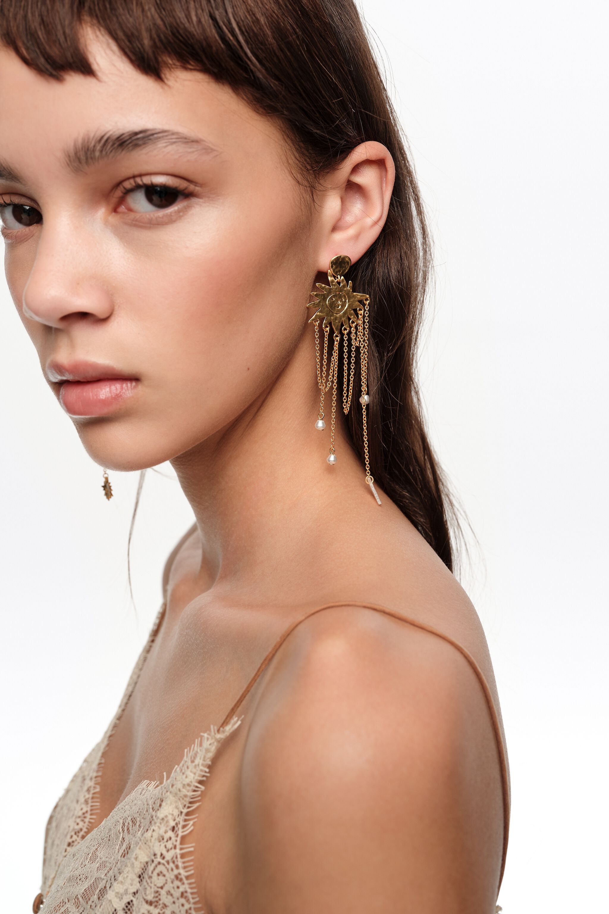 Aretes de sol con cadenas de oro cepillado