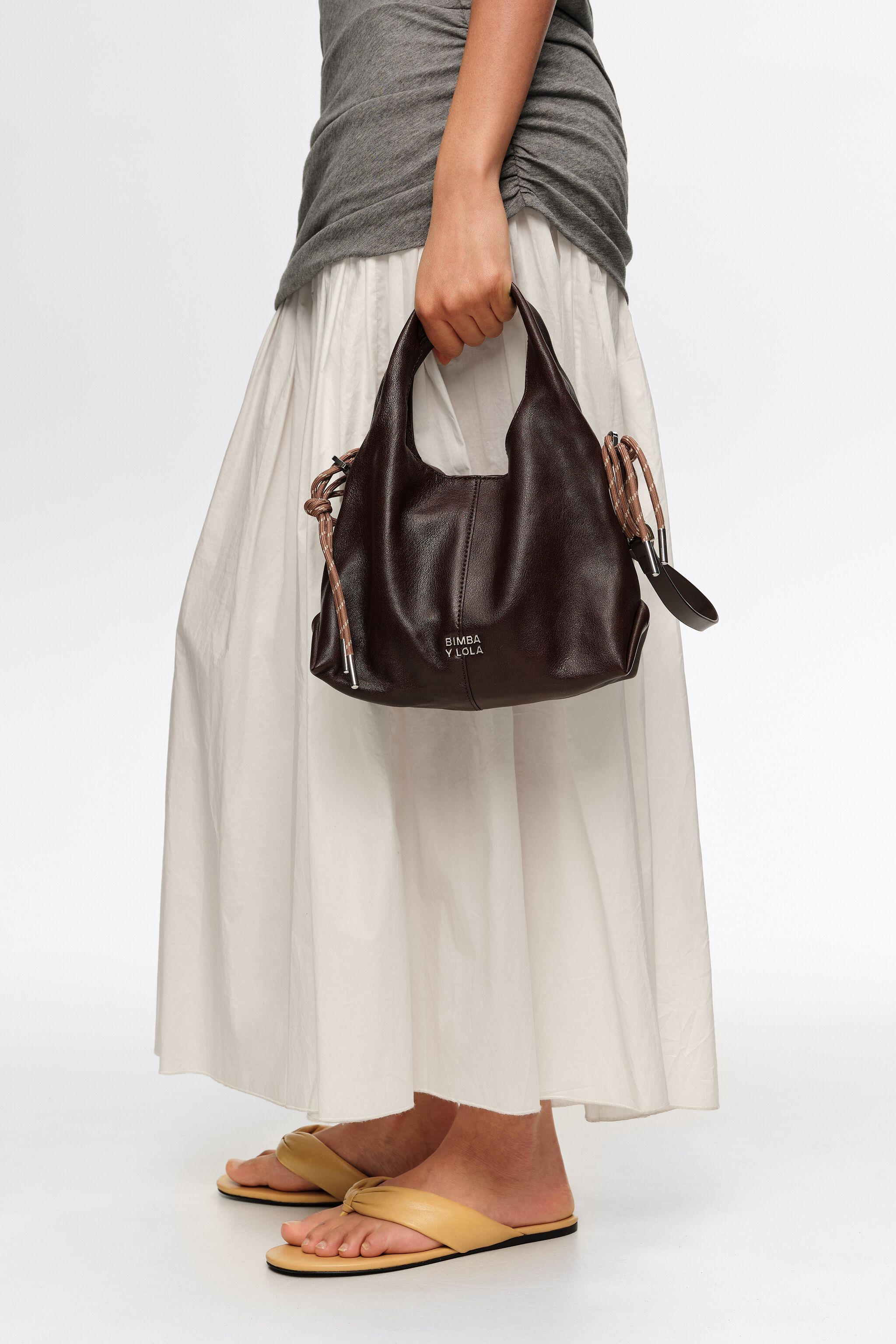 Bolso cruzado de cuero y papel pequeño