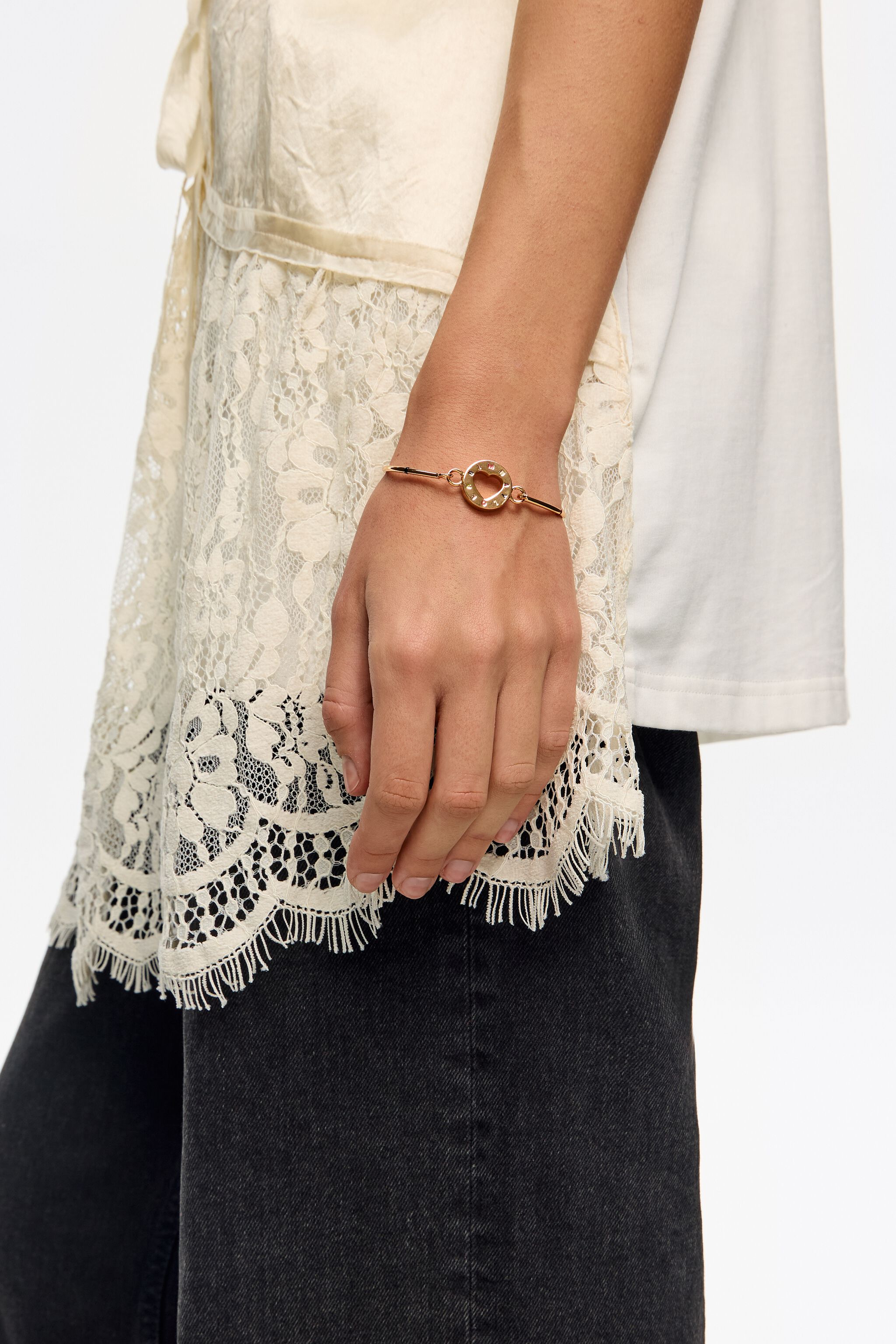 Pulsera rígida con logotipo dorado