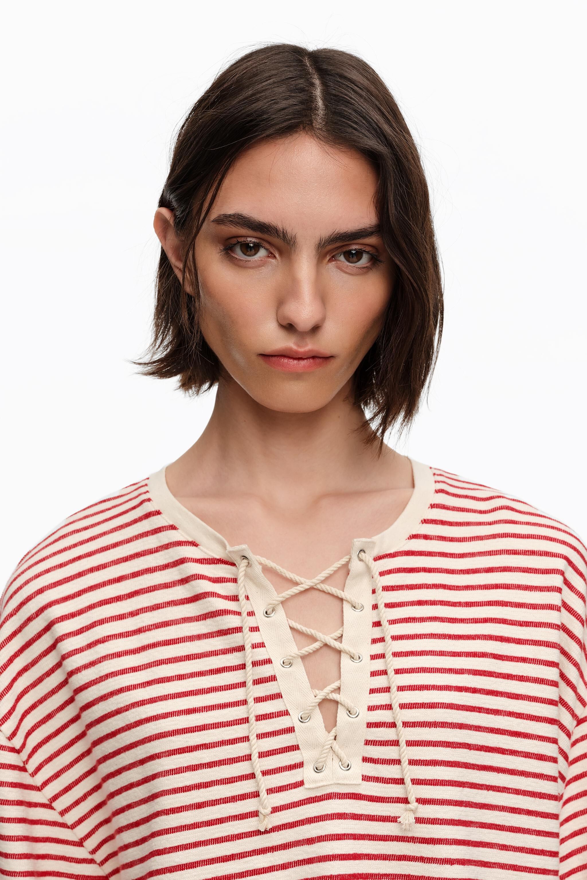 Camiseta de cuello redondo con rayas rojas ajustable
