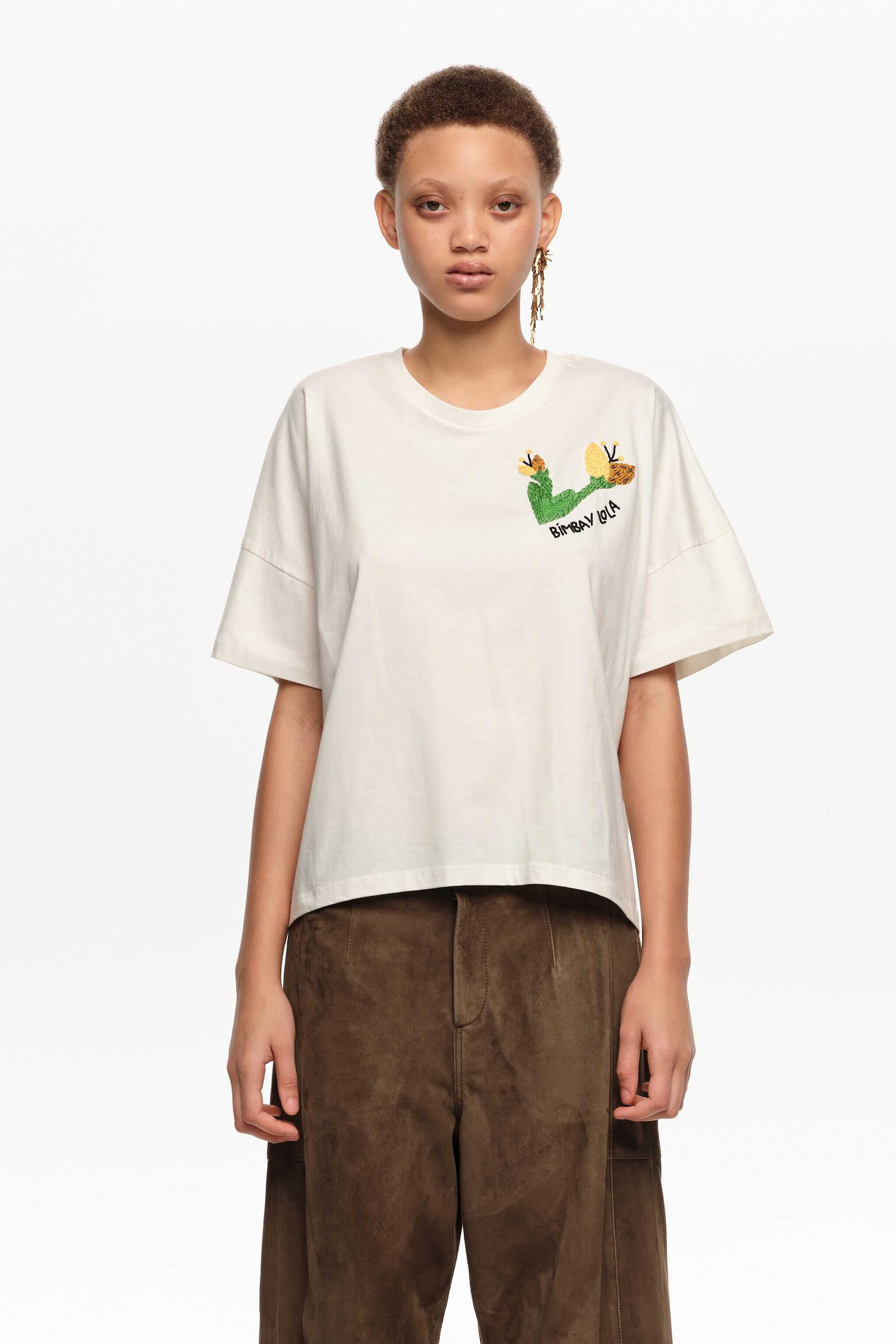 Camiseta de algodón orgánico con logotipo bordado a mano