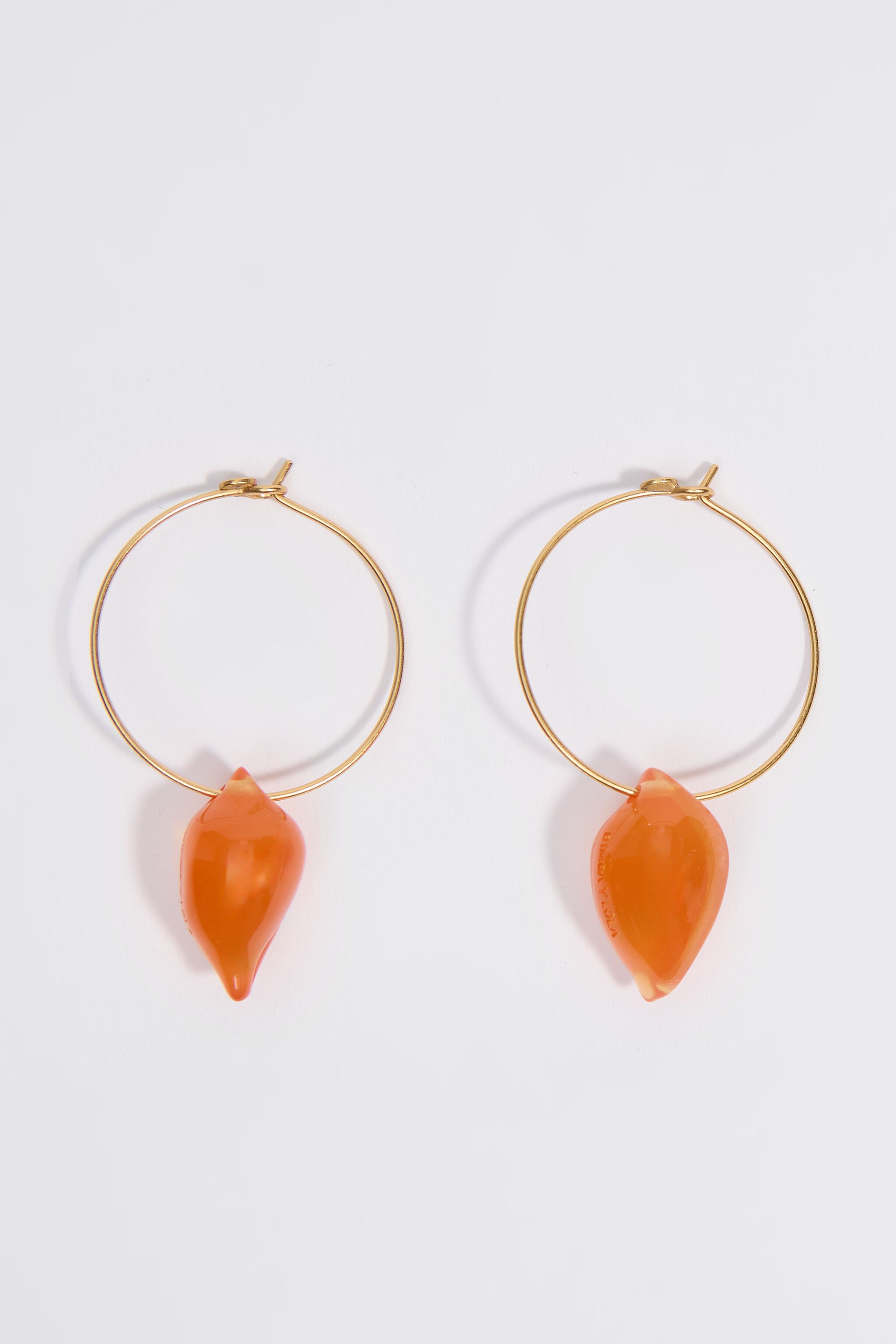 Aretes de aro con concha de resina naranja