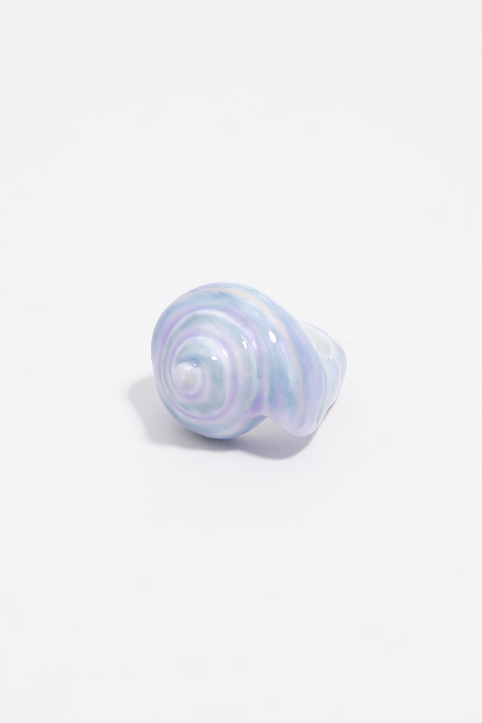 Anillo de concha de mar de resina esmaltada azul