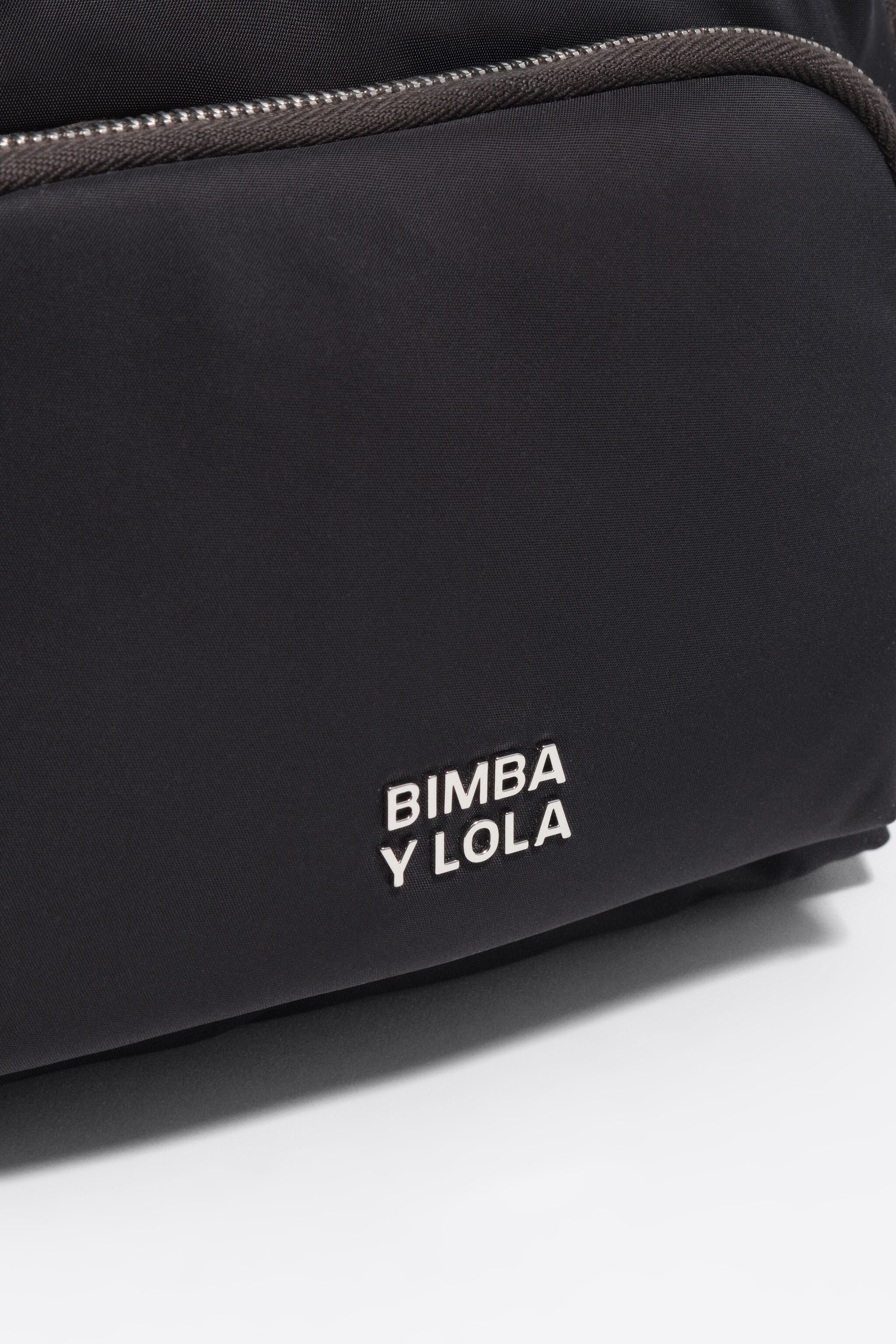 Bolso pequeño de nylon gris oscuro con bolsillo