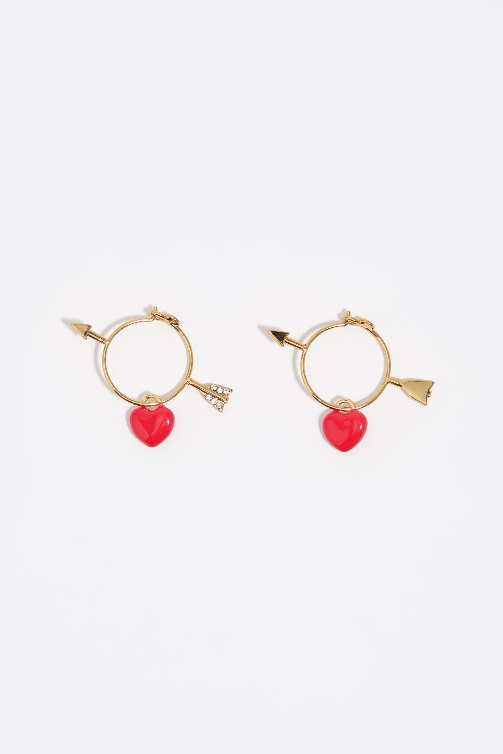 Aros de corazón rojo y flecha