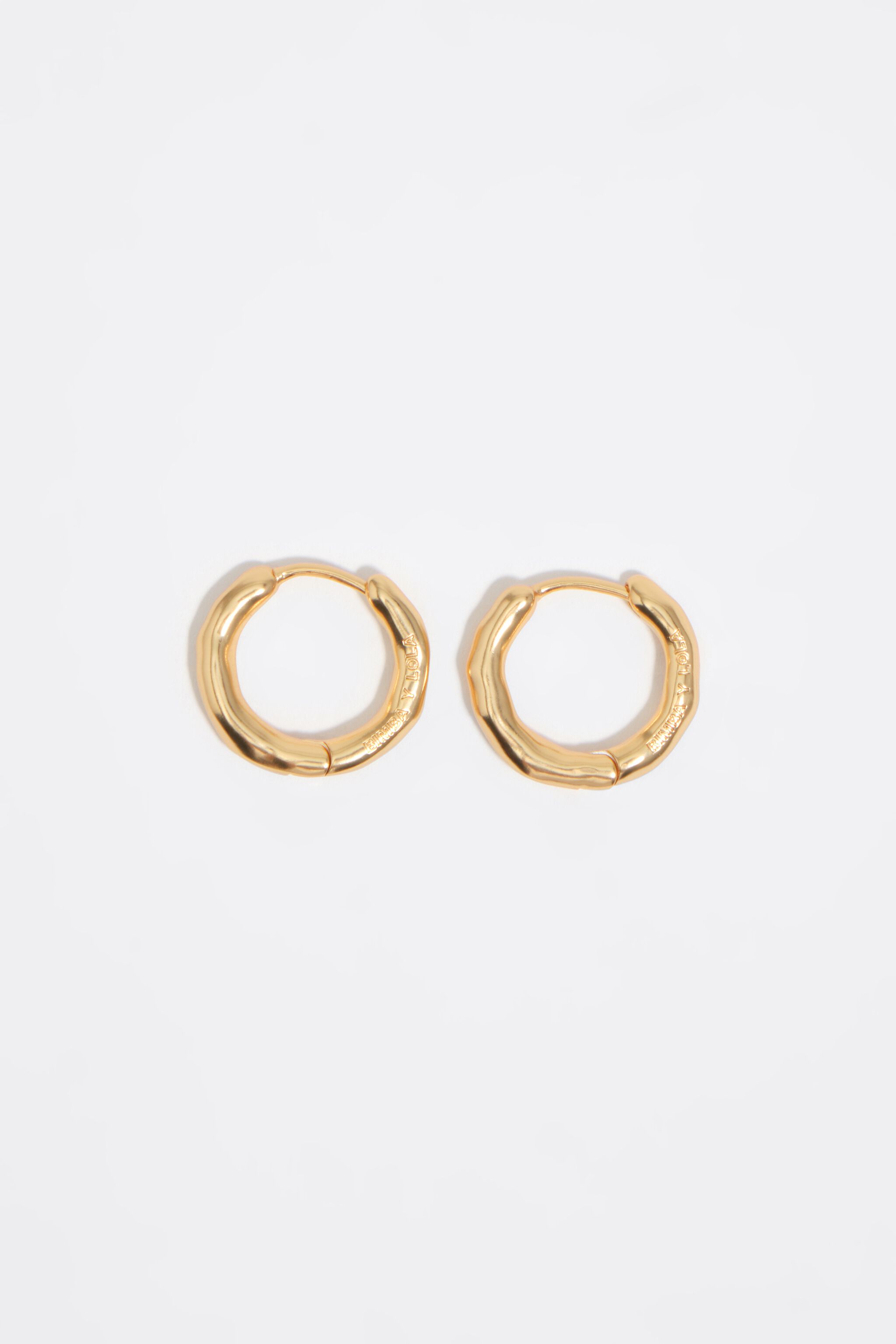 Aretes pequeños irregulares de oro mate