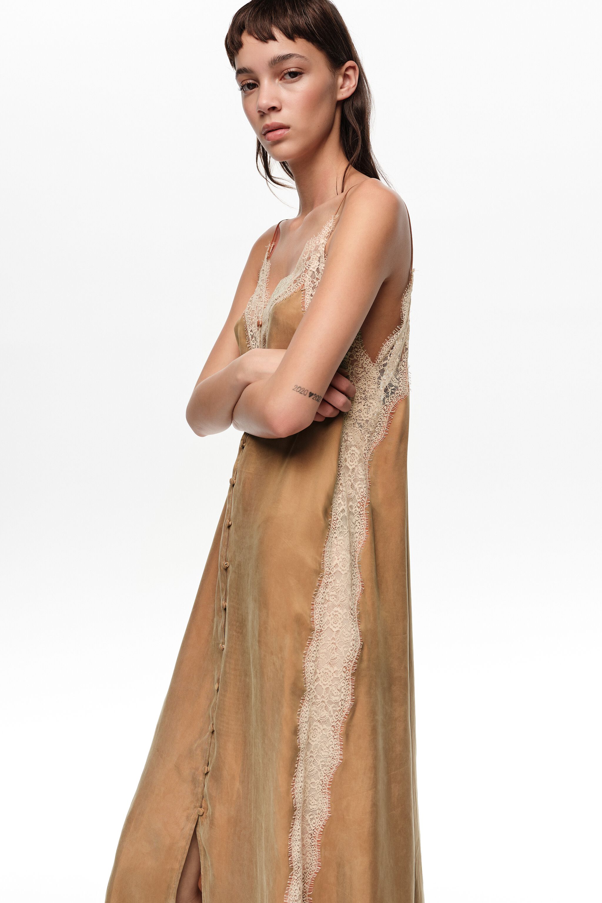 Vestido ceñido de caramelo con encaje de contraste