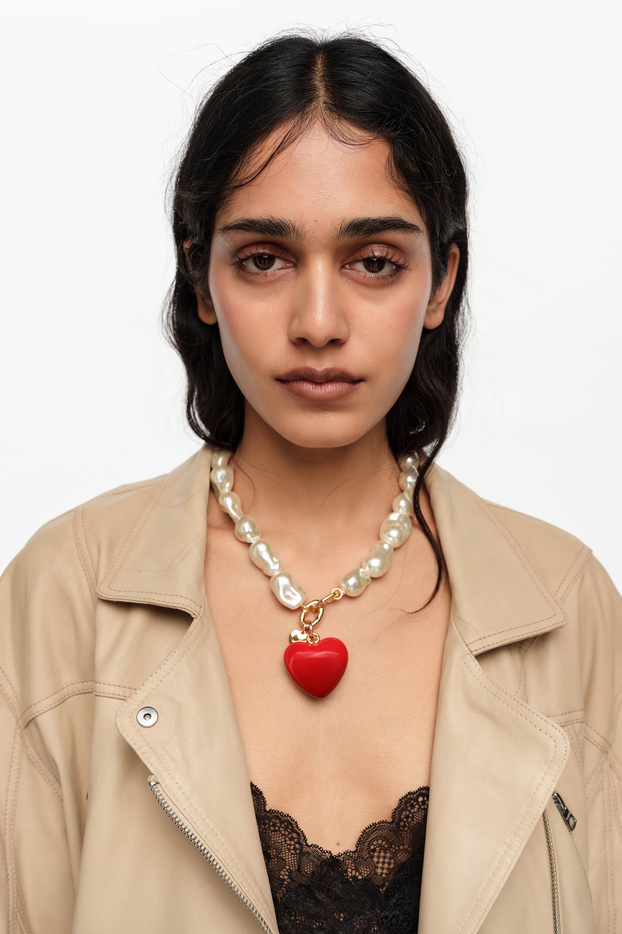 Collar de perlas y corazón rojo