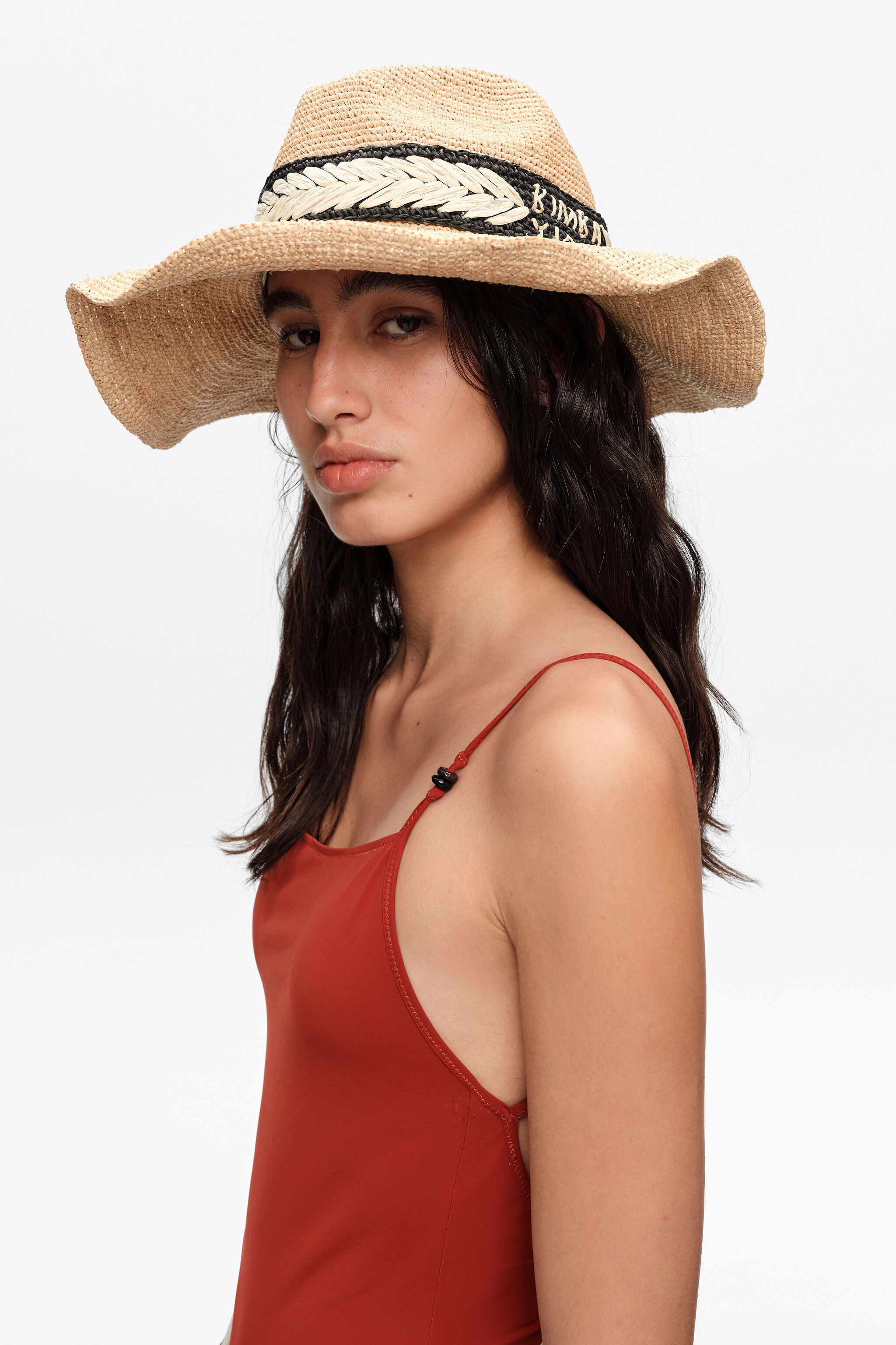 Sombrero de rafia con borde bordado