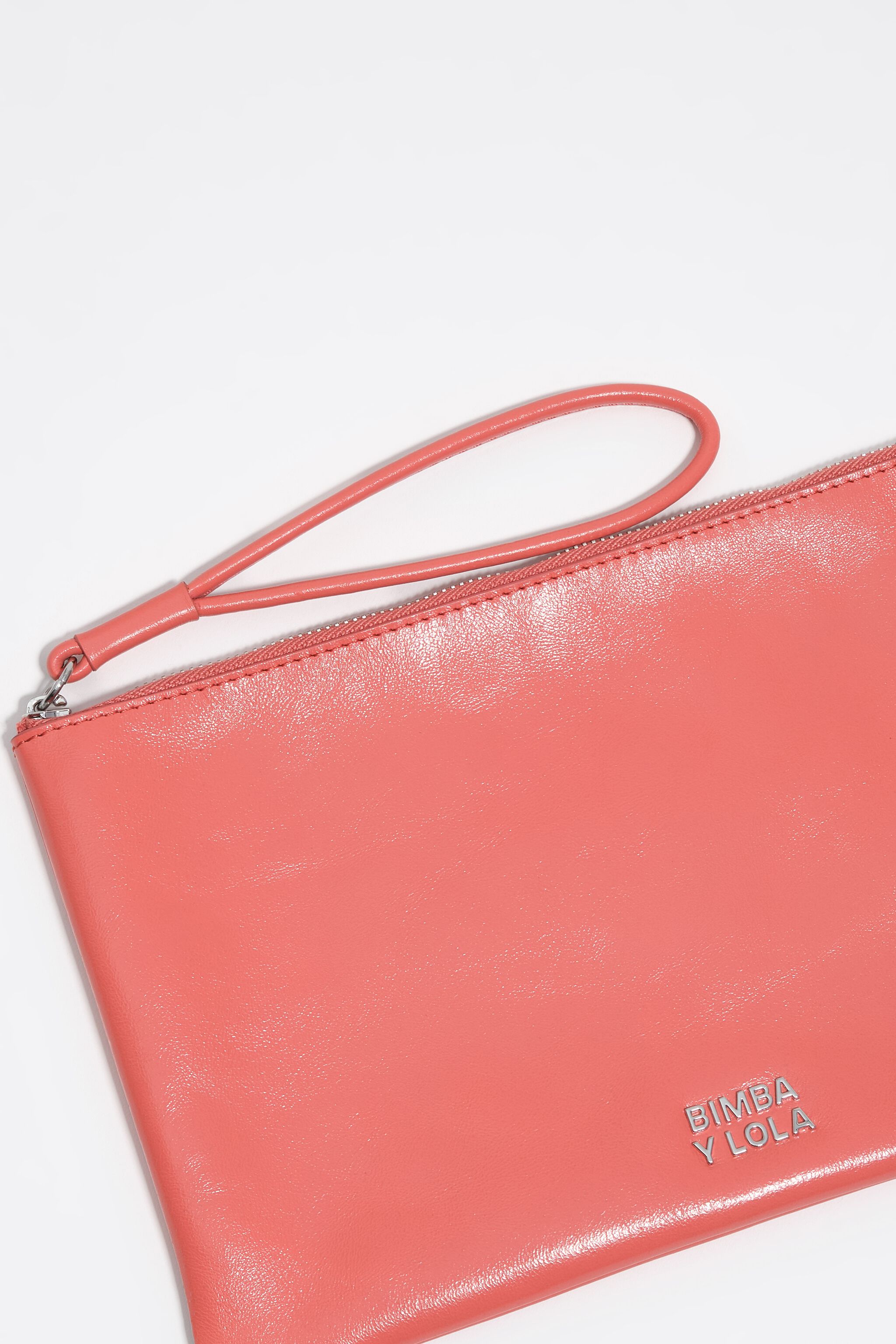 Bolso de mano de cuero mediano coral
