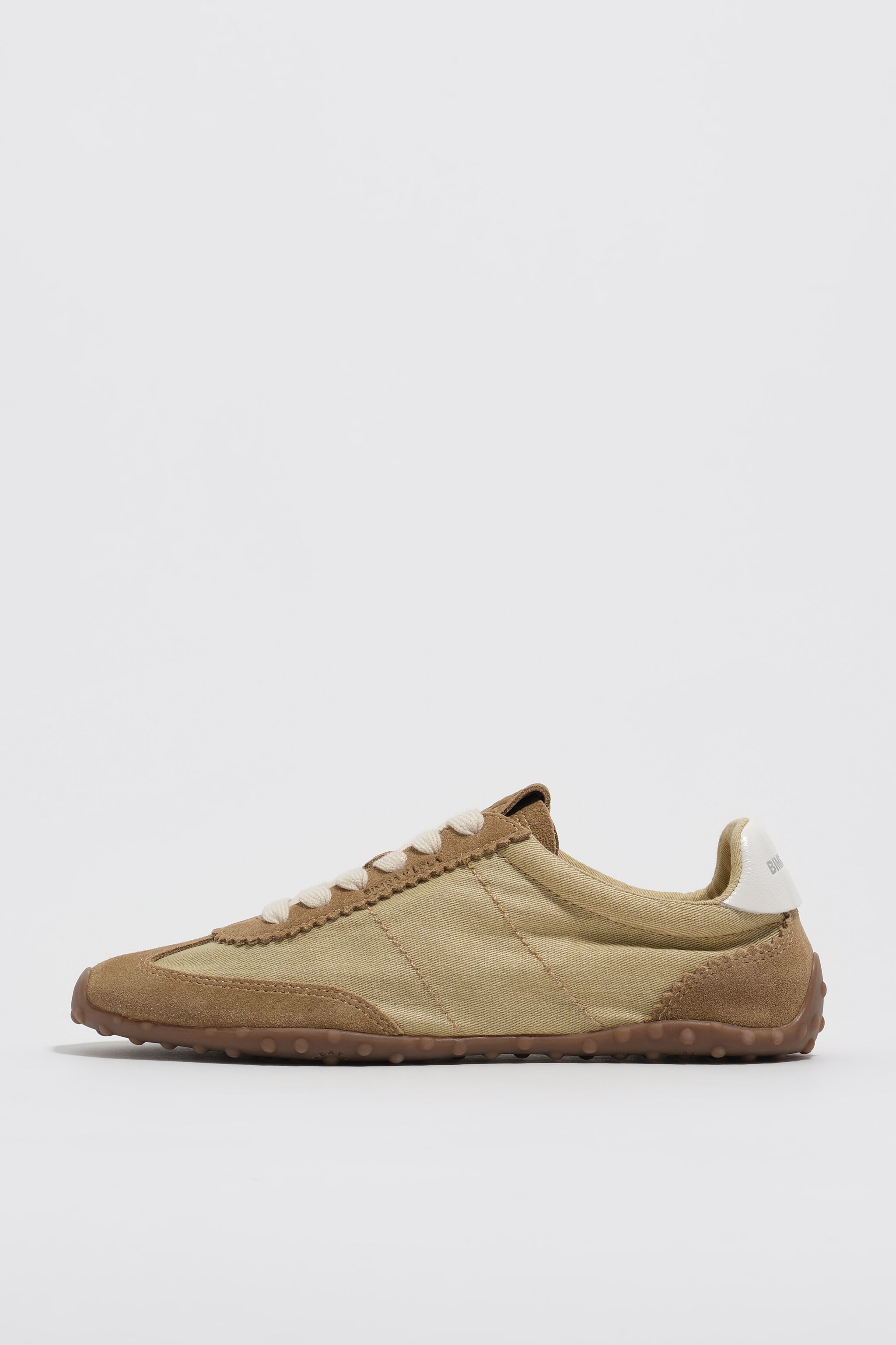 Zapatilla de cuero de color ocre y tejido 13 29