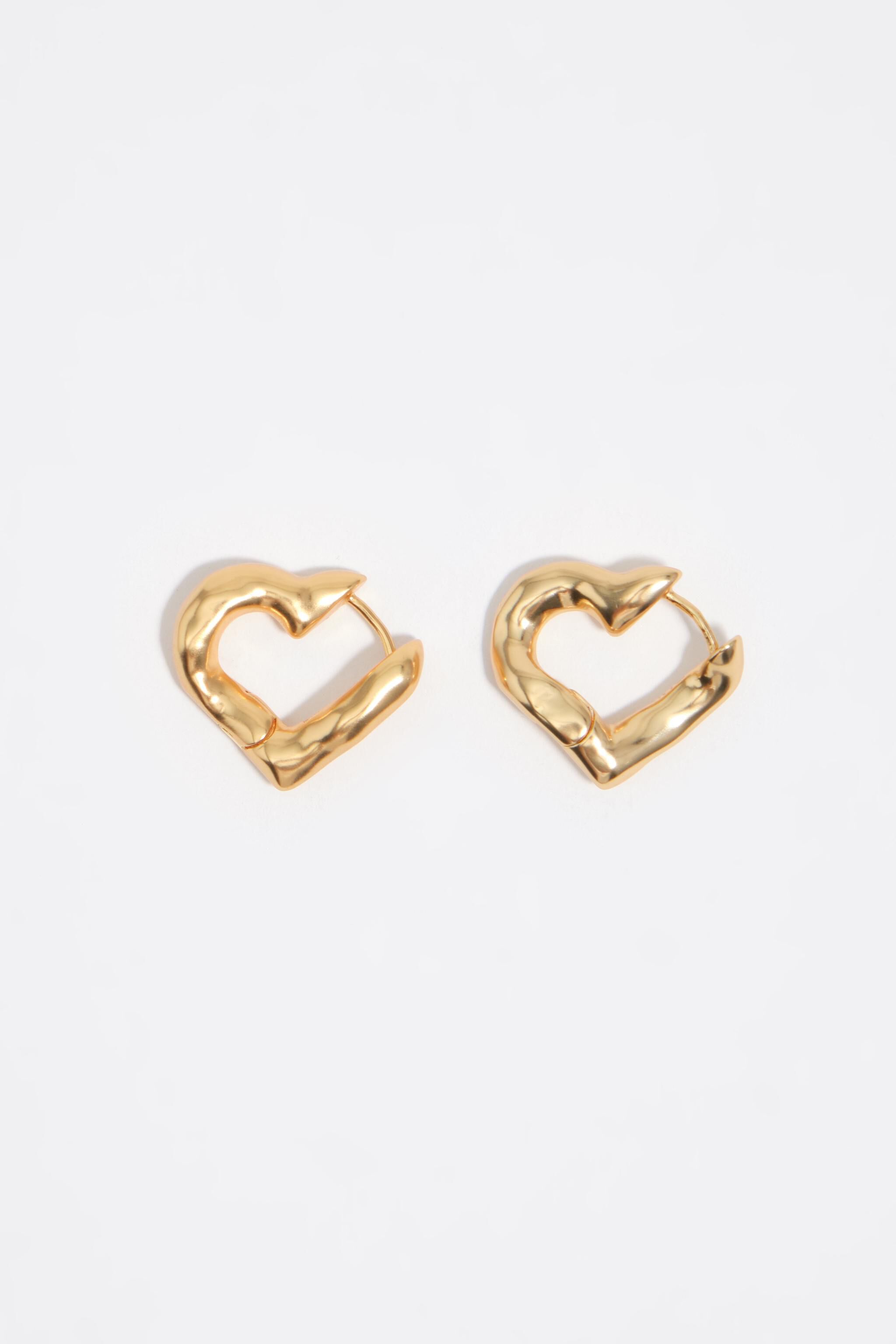 Aretes de aro con forma de corazón mate texturizado dorado
