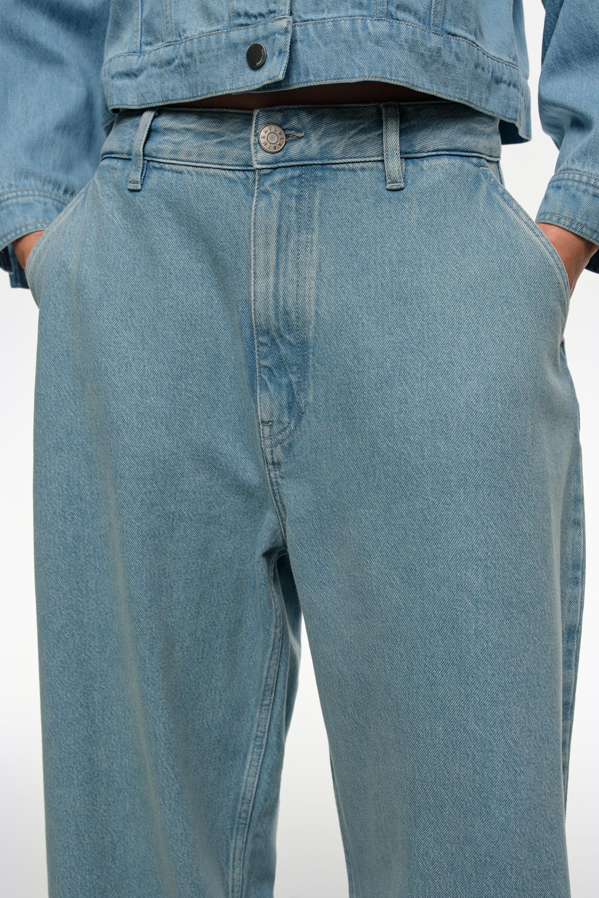 PANTALONES DE DENIM AZUL CLARO CON LAVADO, PIERNAS ANCHAS