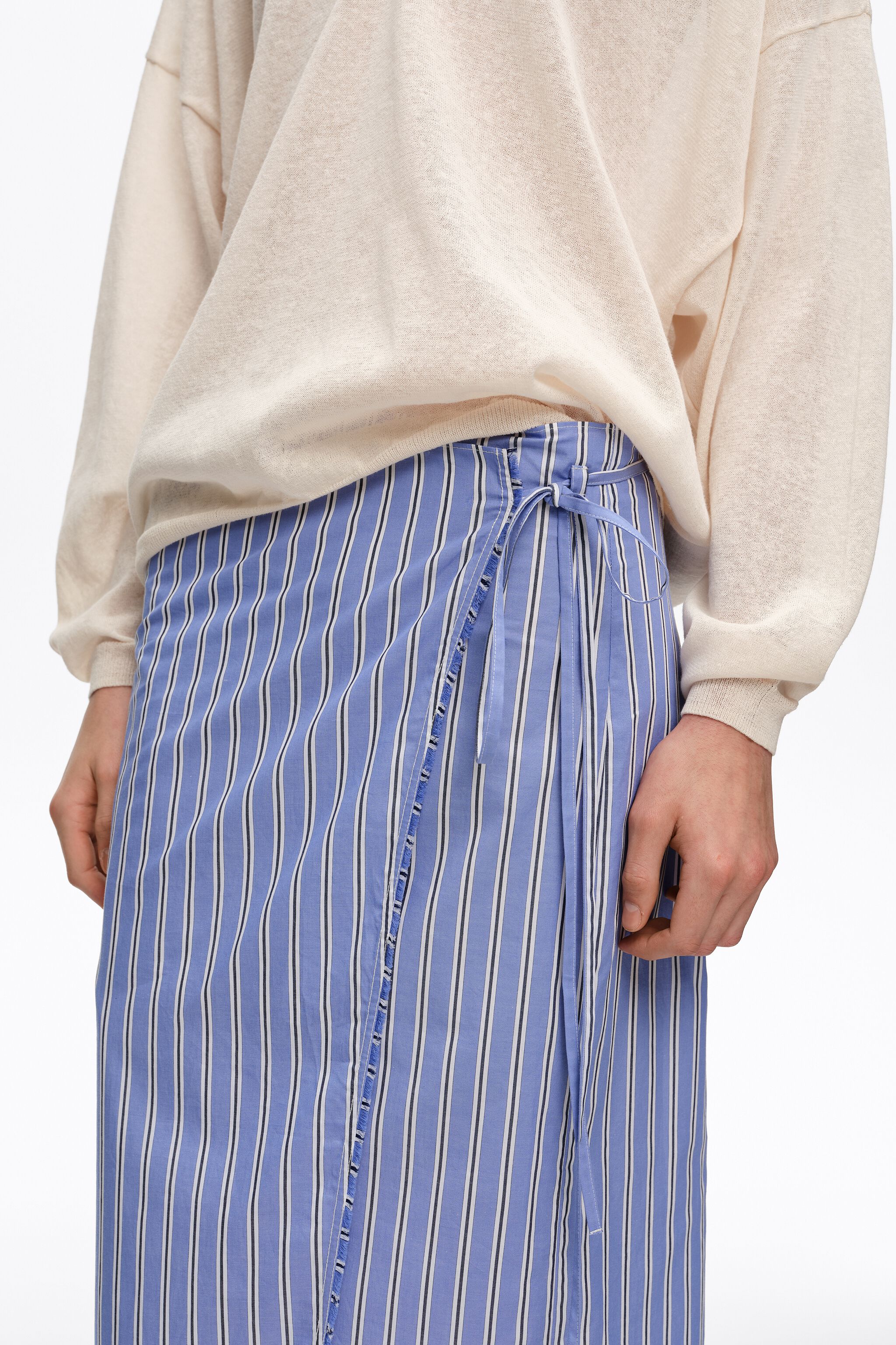 Falda sarong azul con rayas rectas