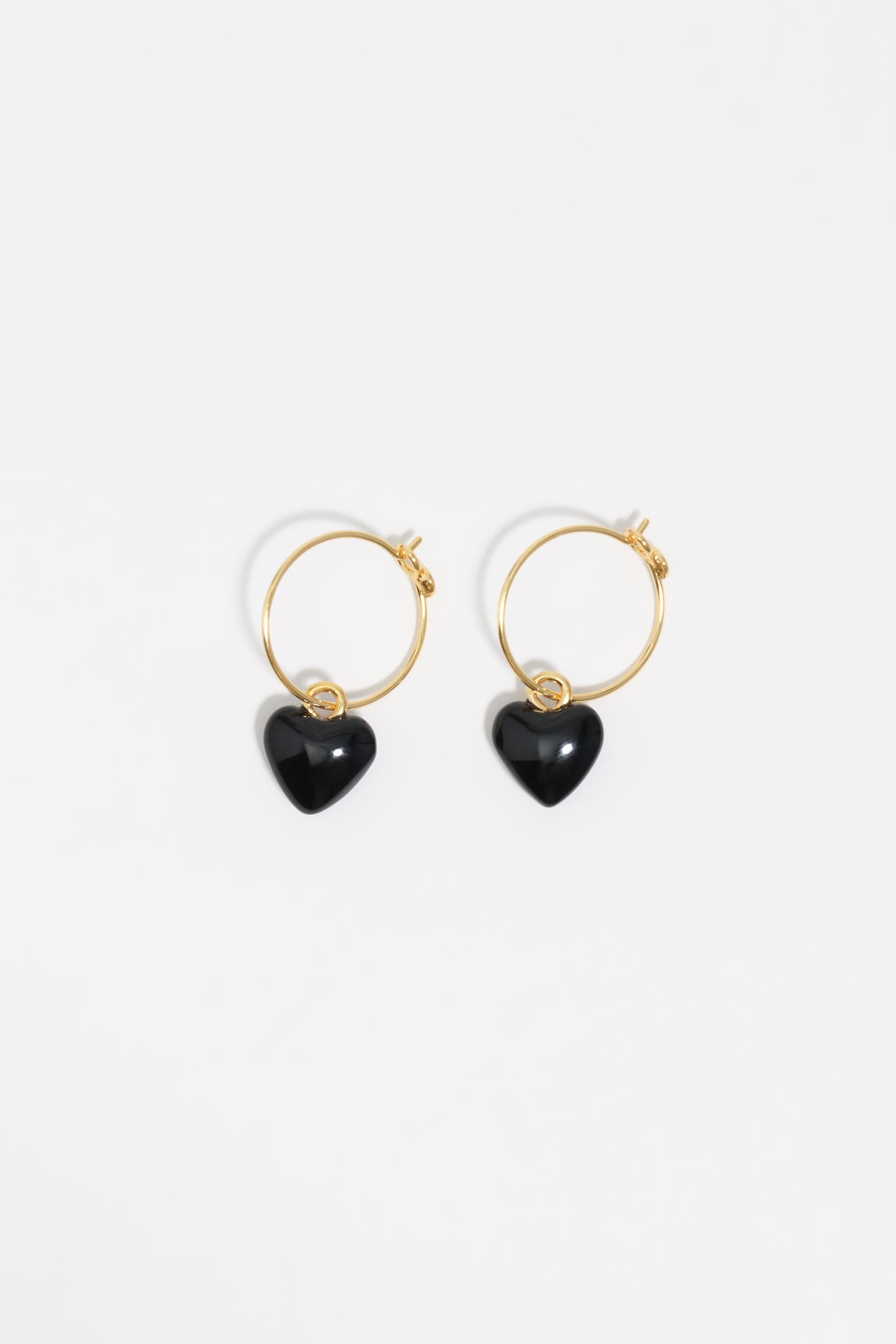 Aretes de aro dorado y corazón negro