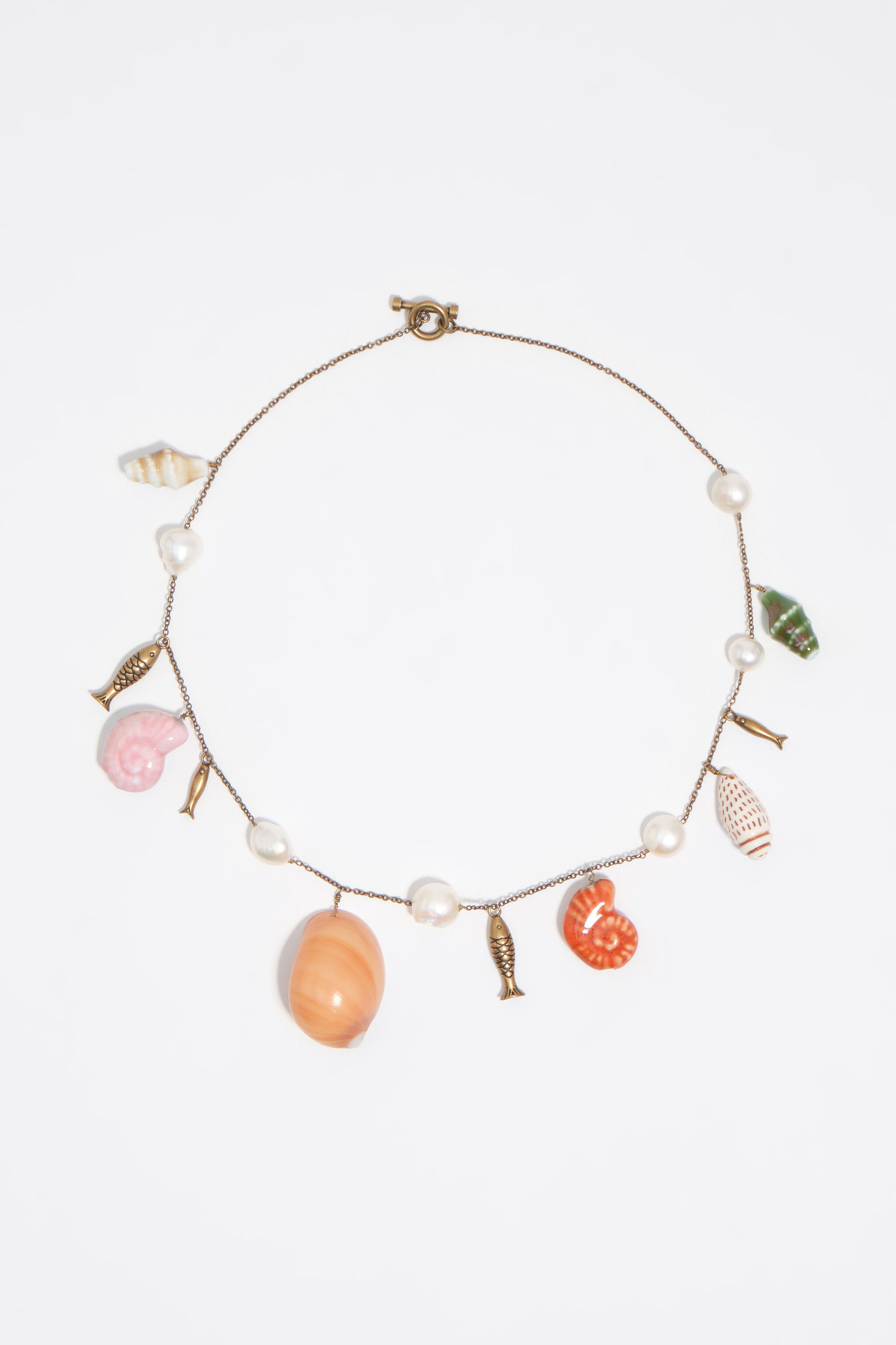 Collar de oro envejecido con pez y conchas