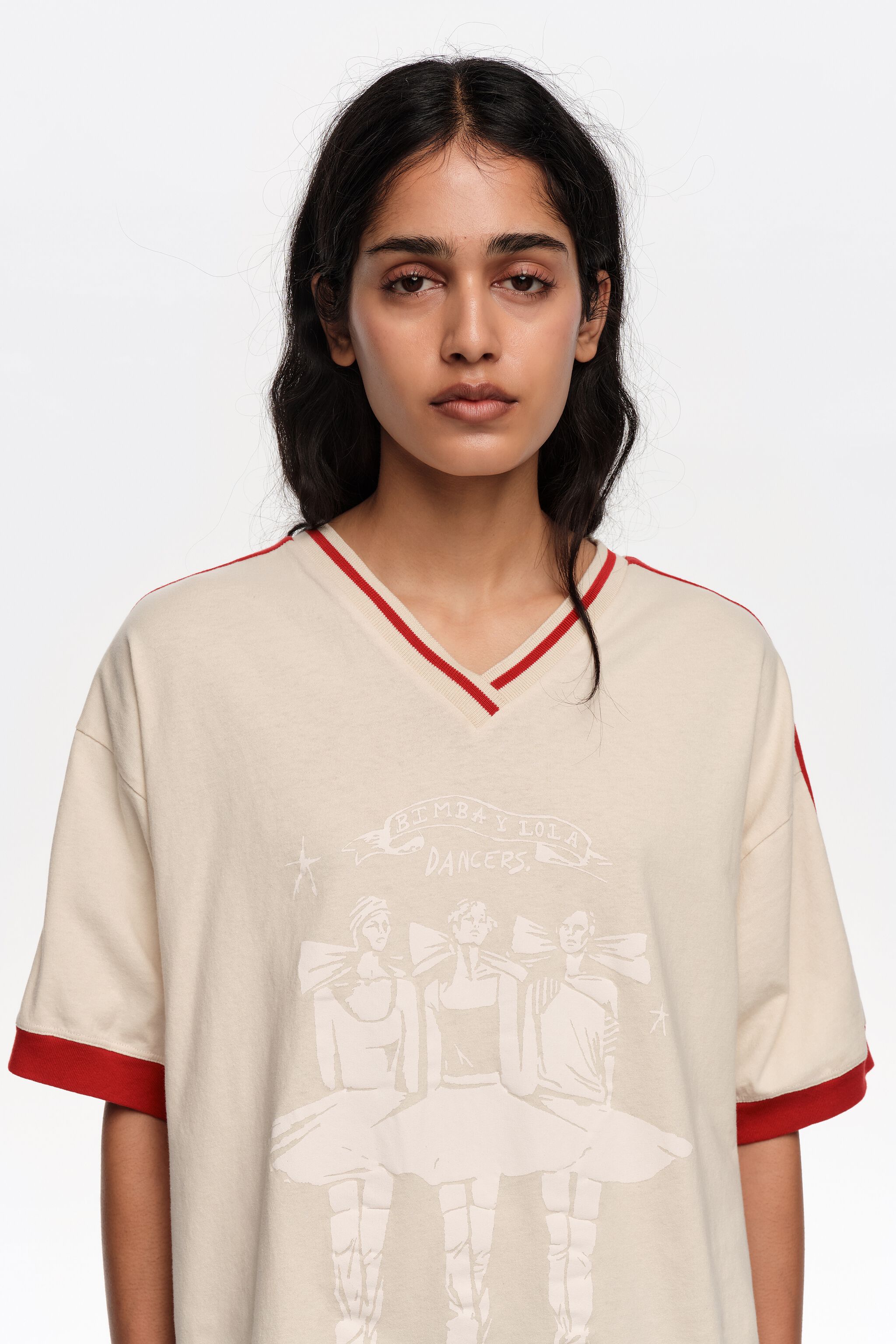 Camiseta con logo de bailarines de color marfil