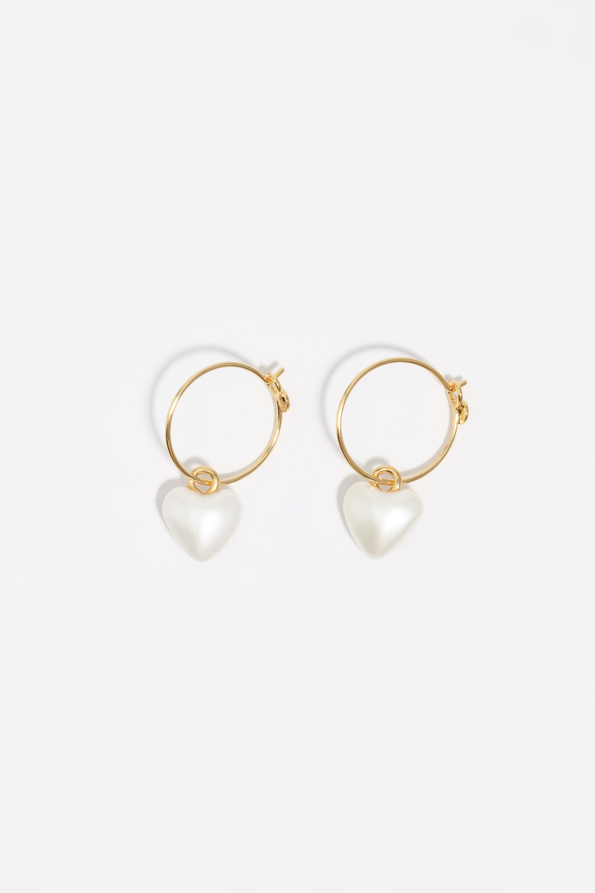 Aretes de aro dorado y corazón de perla