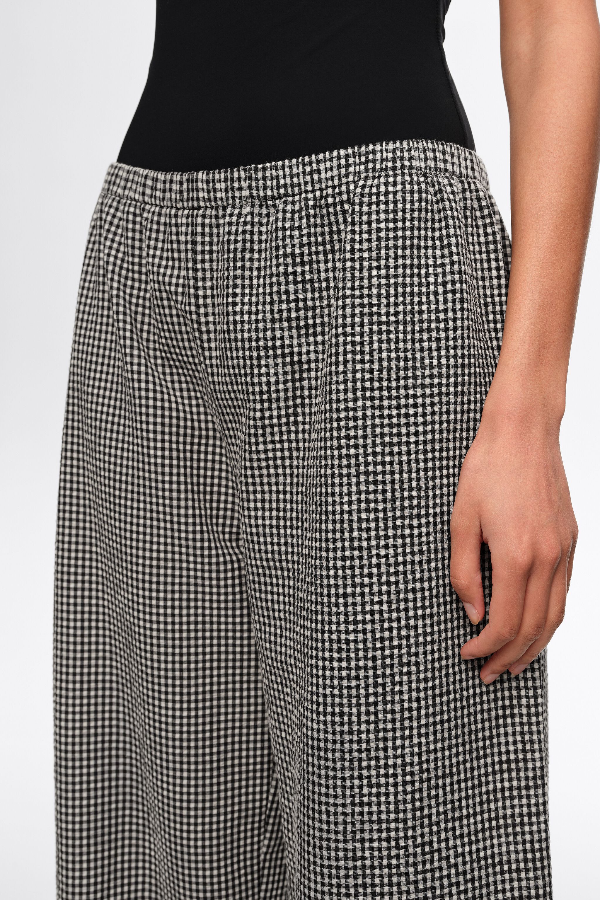 Pantalones negros con cuadros y tobilleros ajustables