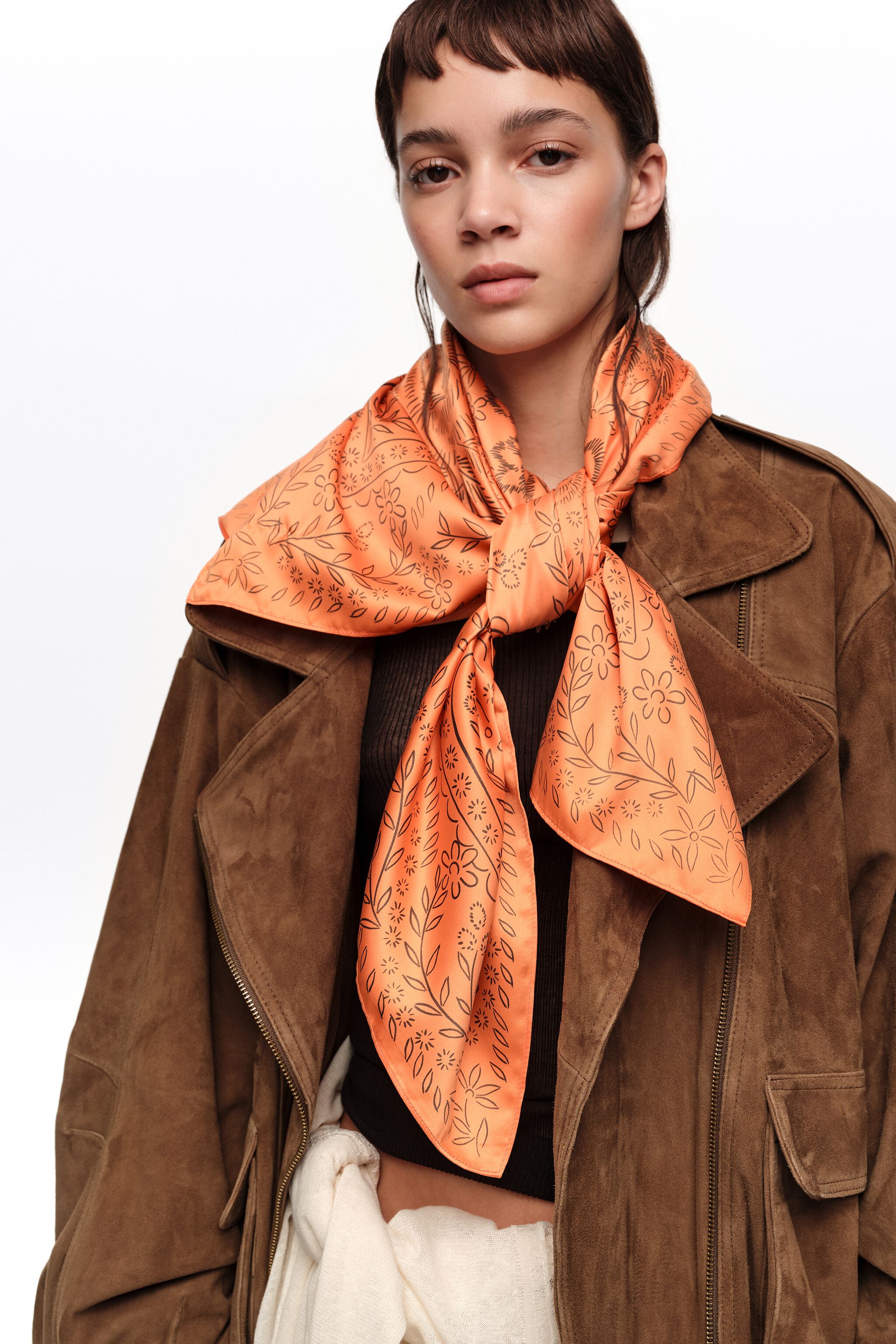 Pashmina con flores de trazos naranja