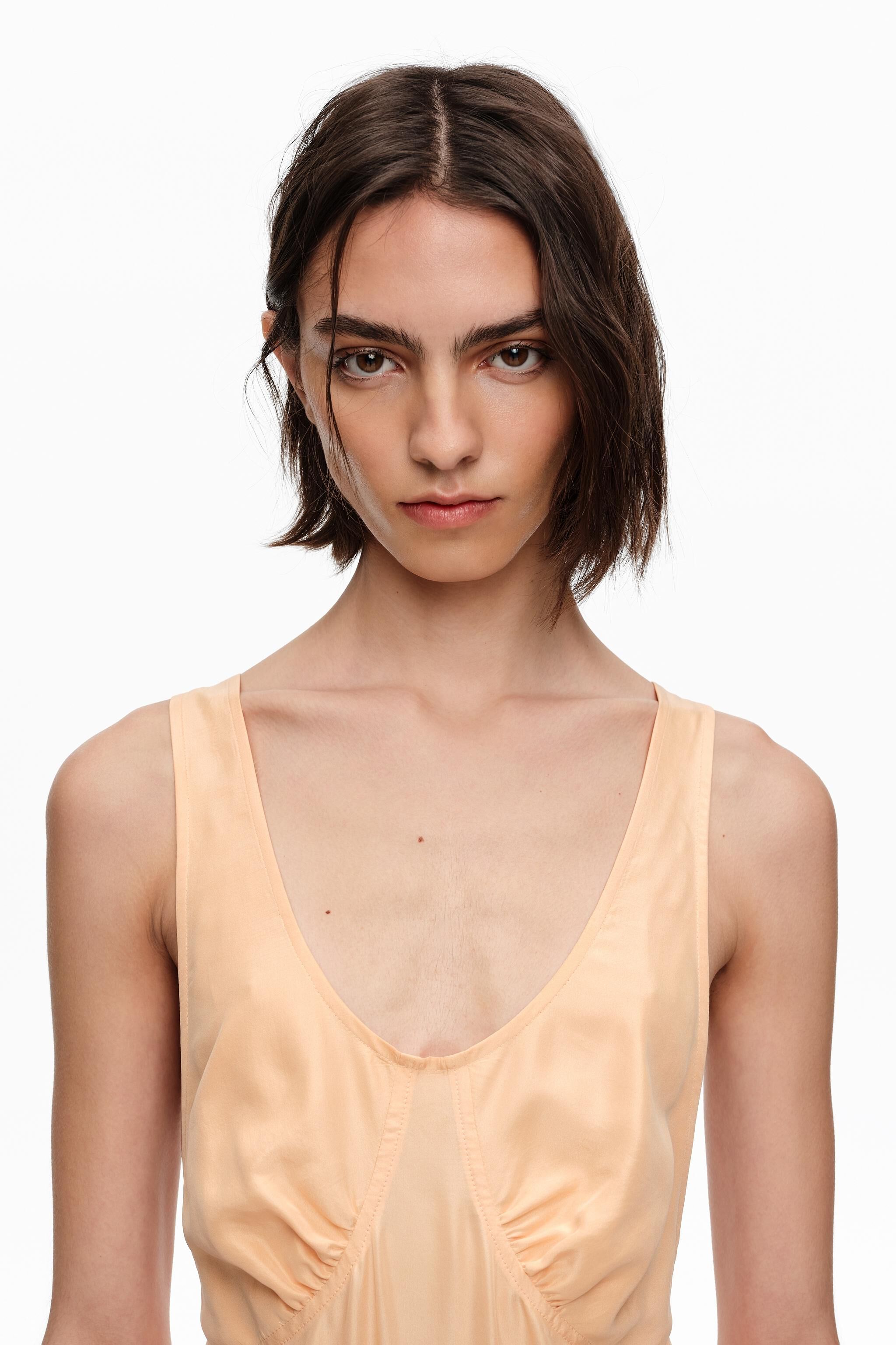 Vestido de seda naranja con espalda cruzada