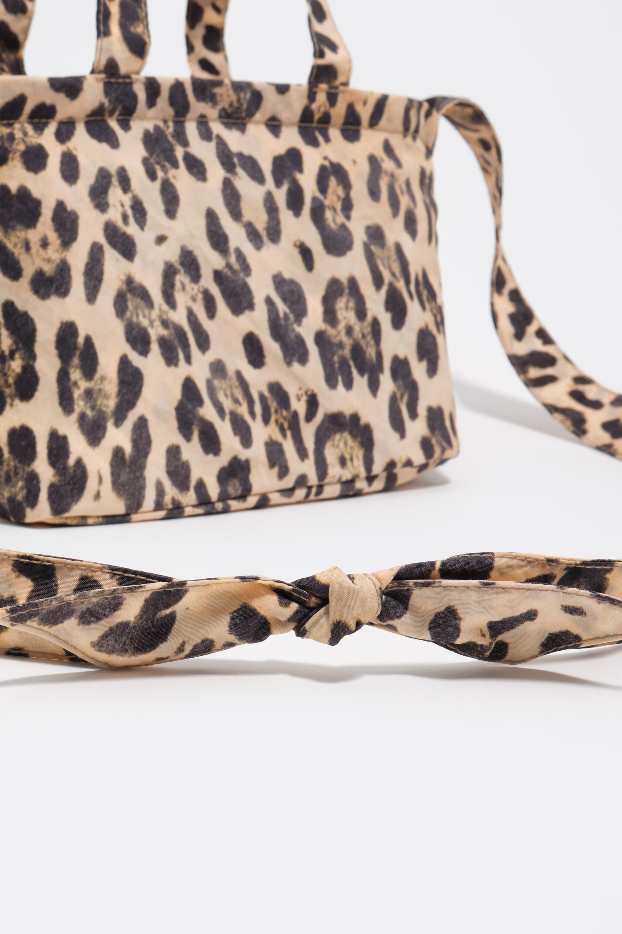 Bolso mini de nailon con estampado de leopardo natural