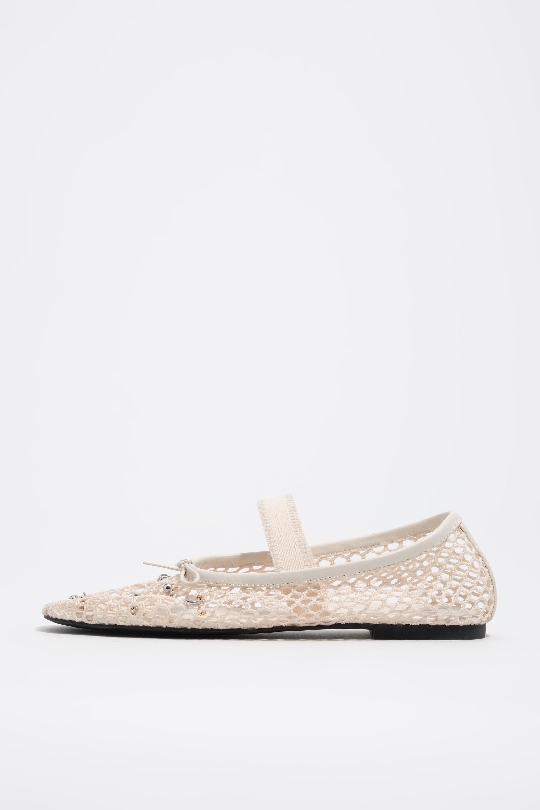 Ballerina de malla blanca con detalles metálicos