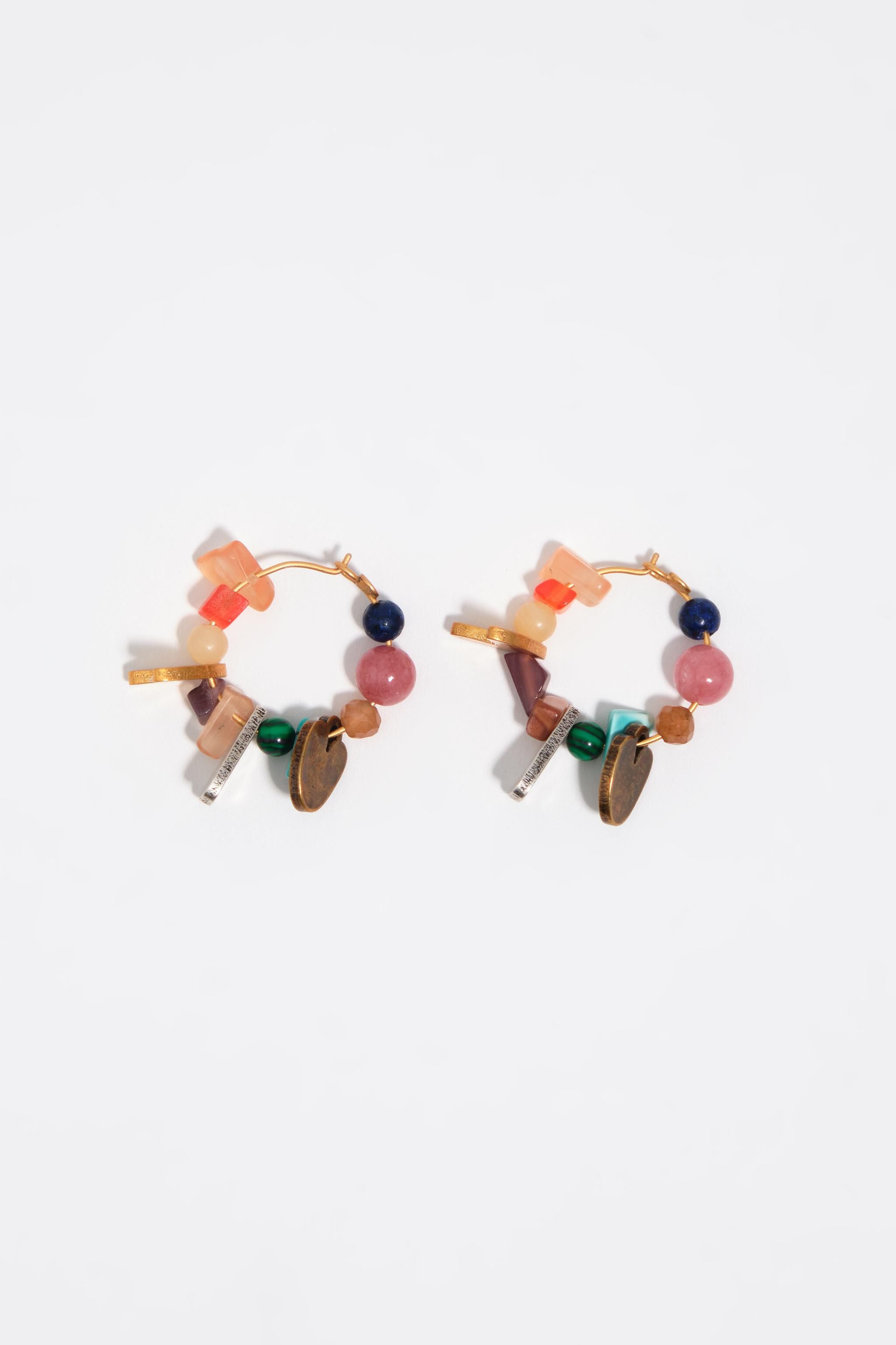 Aretes de aro con silueta metálica y piedras multicolor